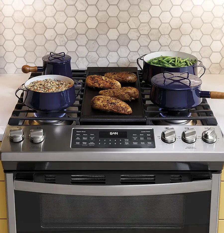 Alt View 28. GE Profile - 5.7 Cu. Ft. Slide-In Dual Fuel True Convection Range with No Preheat Air Fry and Wi-Fi - Stainless Steel.