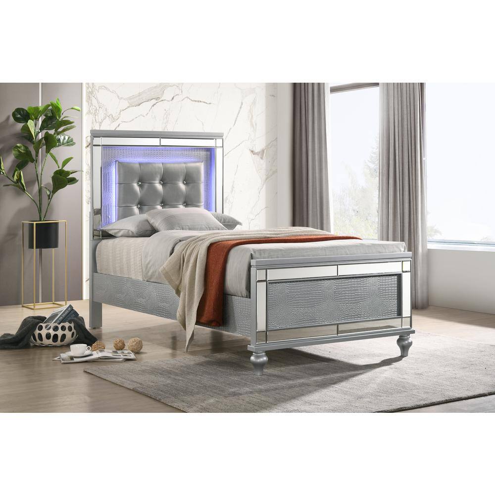 Front. New Classic Furniture - Furniture Contemporary Solid Wood 3/3 Twin Bed in Silver - Silver.