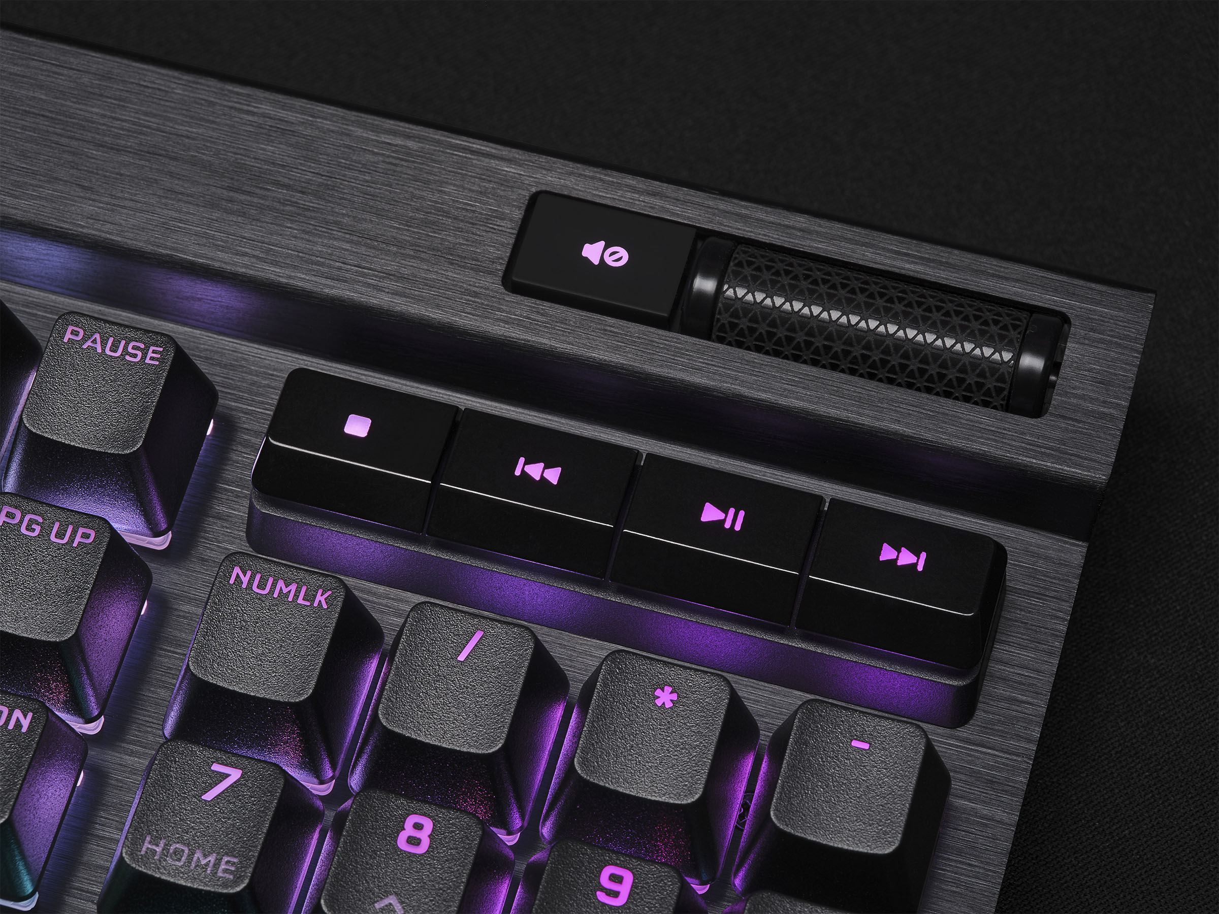 Bon plan] Packs Corsair clavier mécanique K70 RGB + souris + tapis à supers  prix ! - Hardware & Co