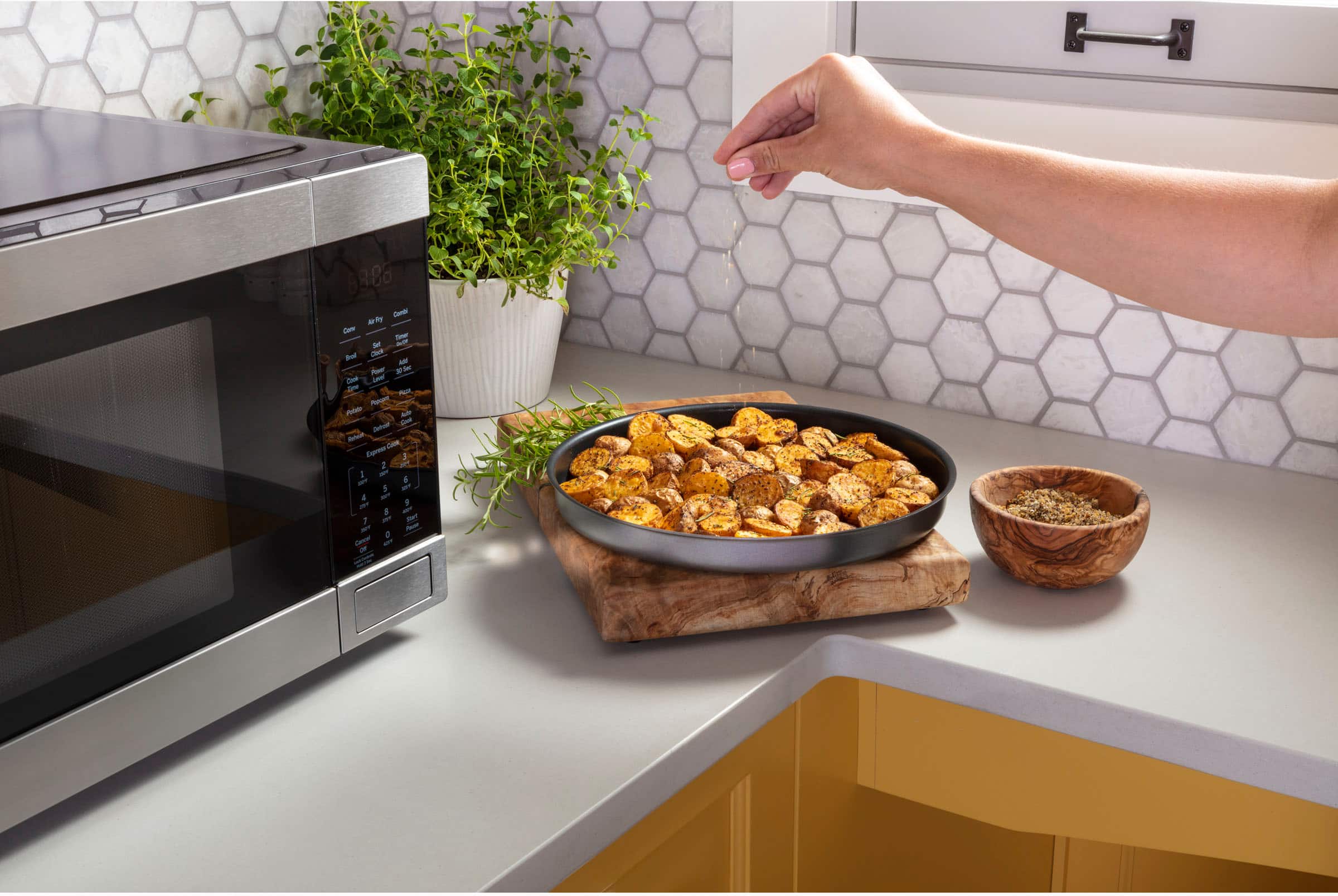 Alt View 21. GE - 1.0 Cu. Ft. Convection Countertop Microwave with Air Fry - Black stainless steel.