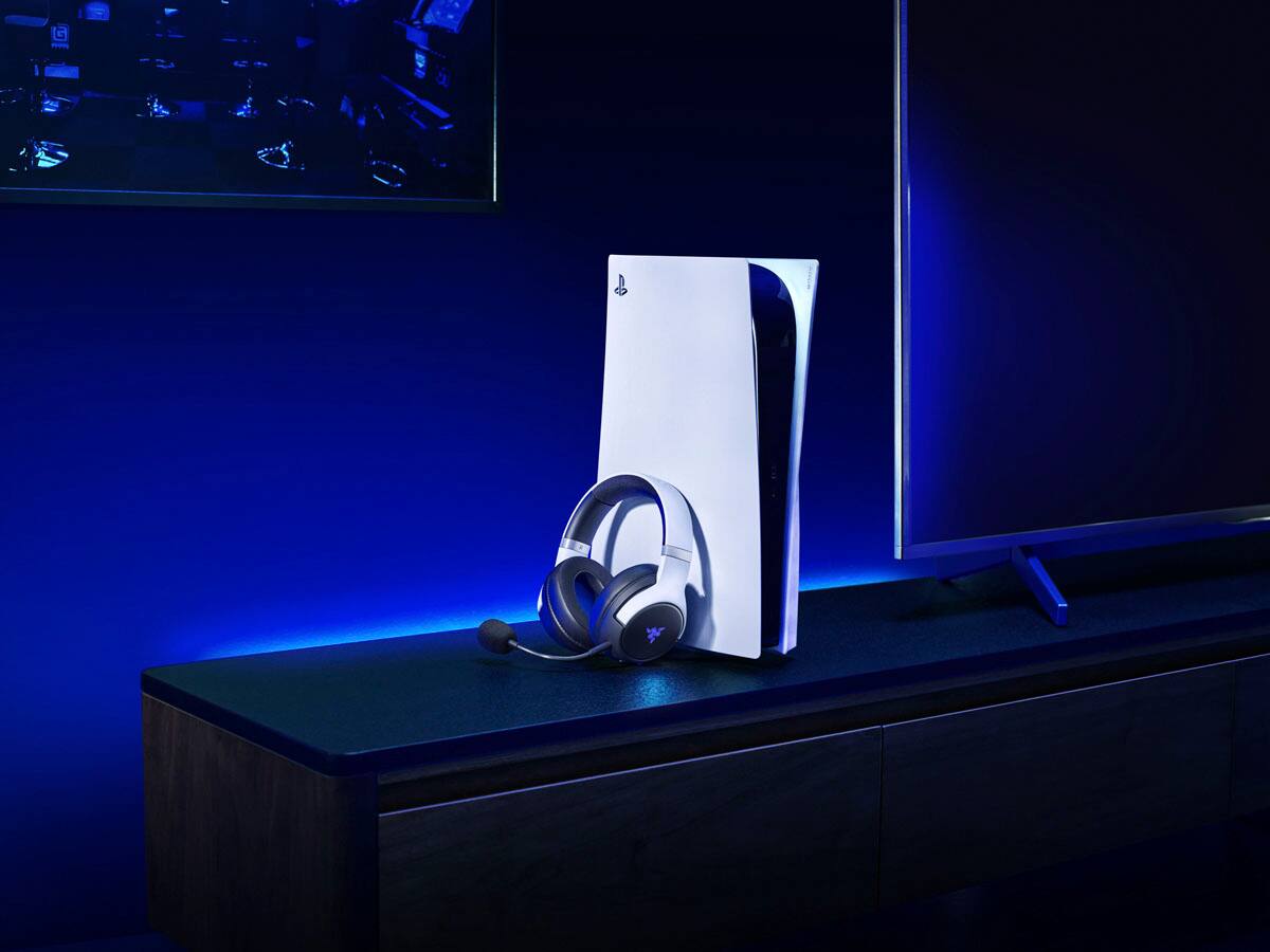 Alt View 14. Razer - Kaira Pro HyperSense Wireless Gaming Headset for PS5, PS4, PC, and Switch - White.