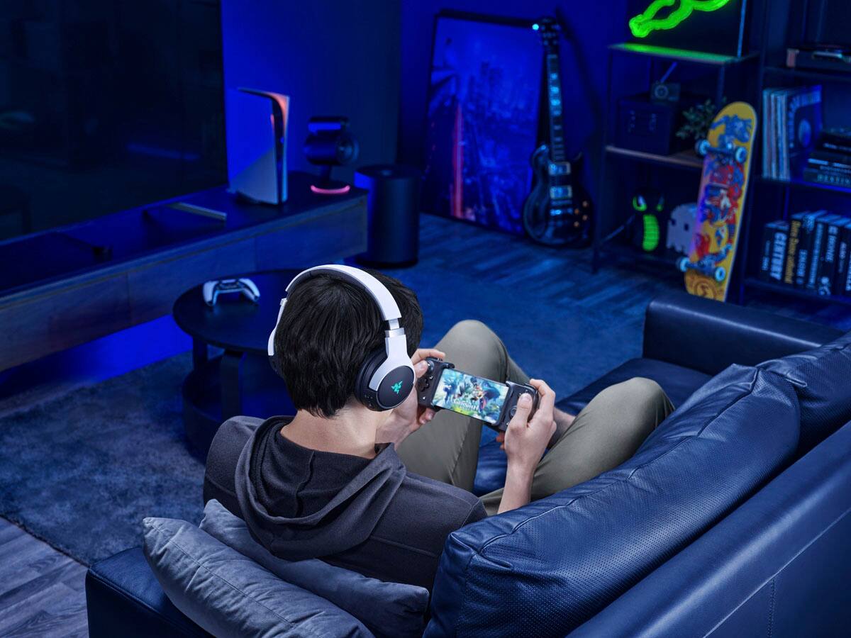 Alt View 16. Razer - Kaira Pro HyperSense Wireless Gaming Headset for PS5, PS4, PC, and Switch - White.