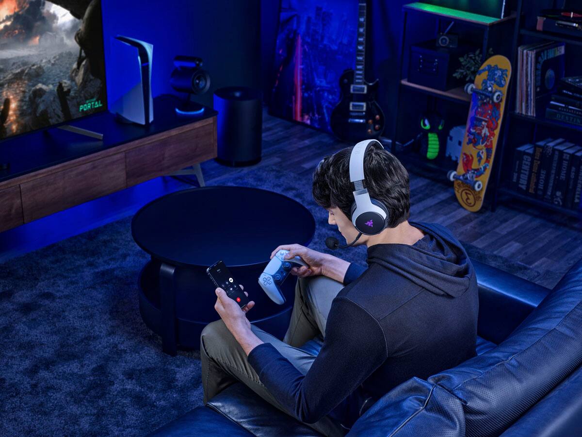 Alt View 17. Razer - Kaira Pro HyperSense Wireless Gaming Headset for PS5, PS4, PC, and Switch - White.