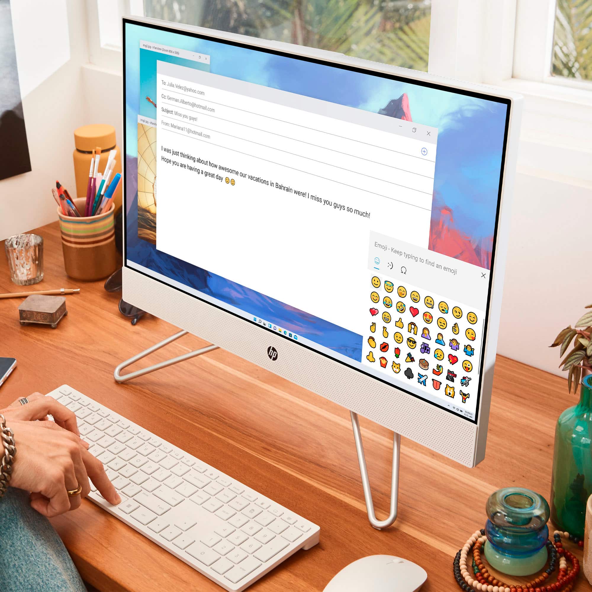 Alt View 4. HP - 24" Touch-Screen All-In-One - AMD Ryzen 5 - 8GB Memory - 1TB SSD - Starry White.