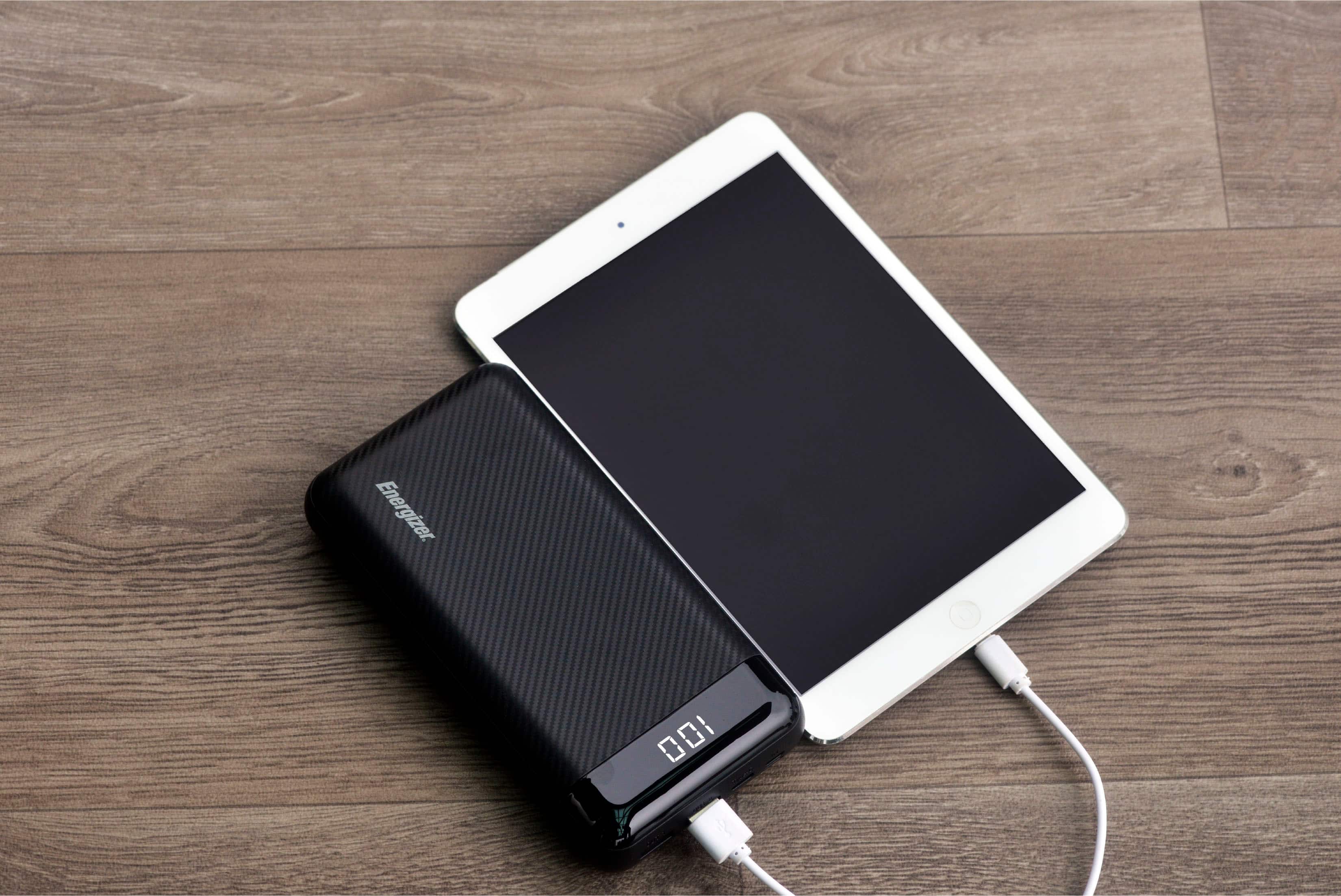 Alt View 12. Energizer - MAX 30,000mAh 15W USB-C 3-Port Universal Portable Battery Charger/Power Bank w/ LCD screen for Smartphones & Accessories - Black.