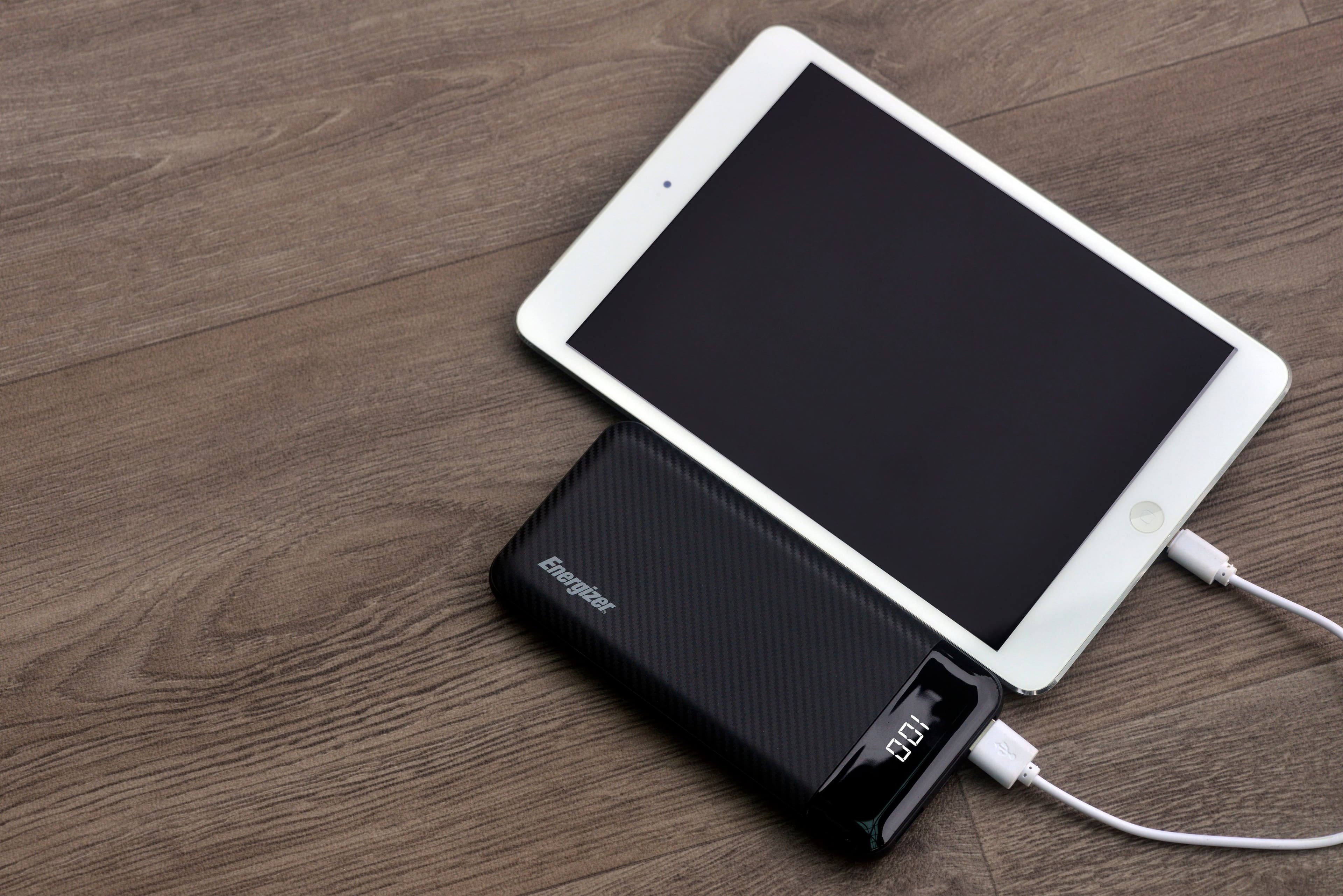 Alt View 14. Energizer - MAX 10,000mAh 15W USB-C 3-Port Universal Portable Battery Charger/Power Bank w/ LCD screen for Smartphones & Accessories - Black.