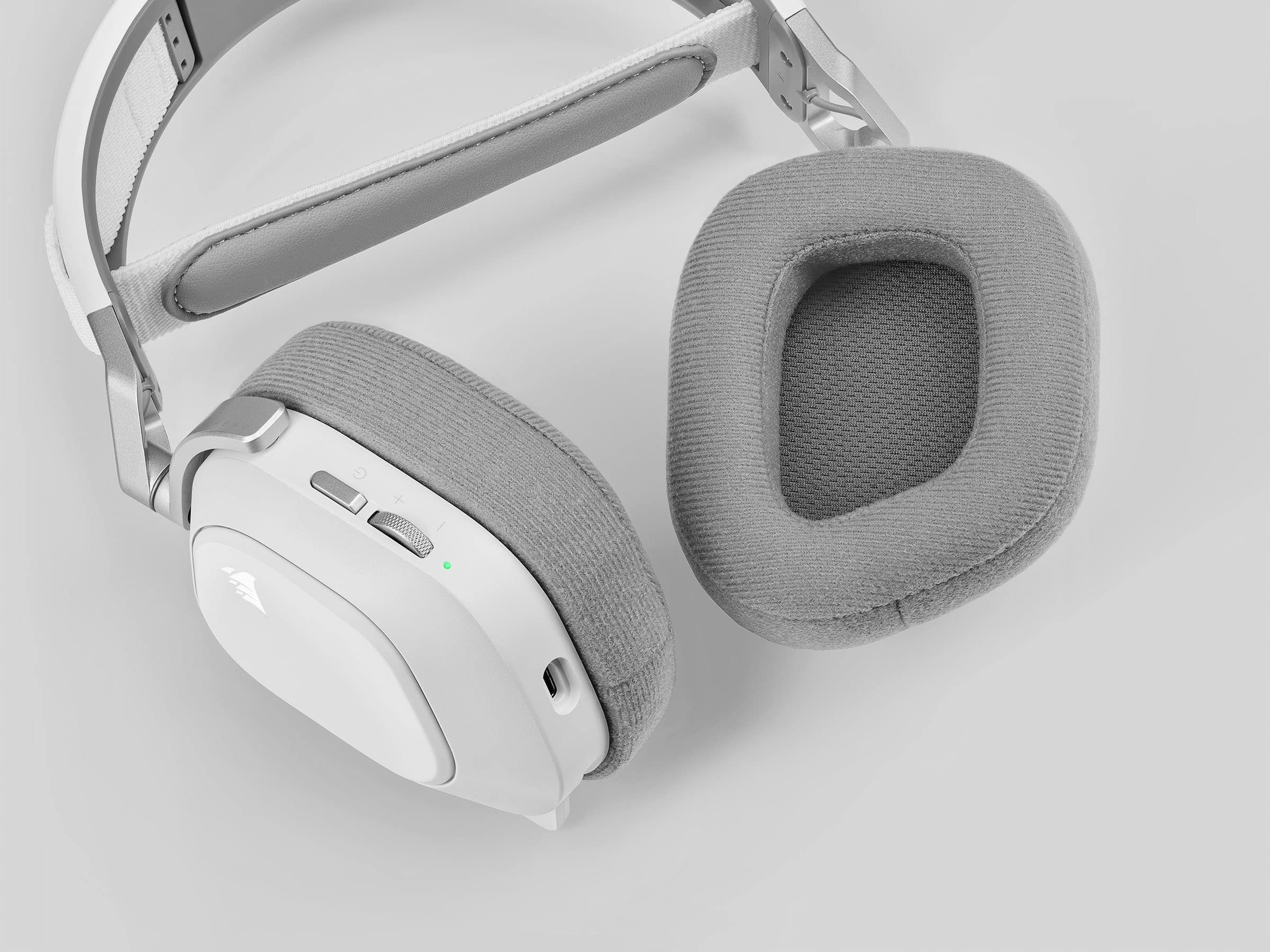 Alt View 13. CORSAIR - HS80 RGB Wireless Gaming Headset for PC, Mac, PS5, PS4 - White.