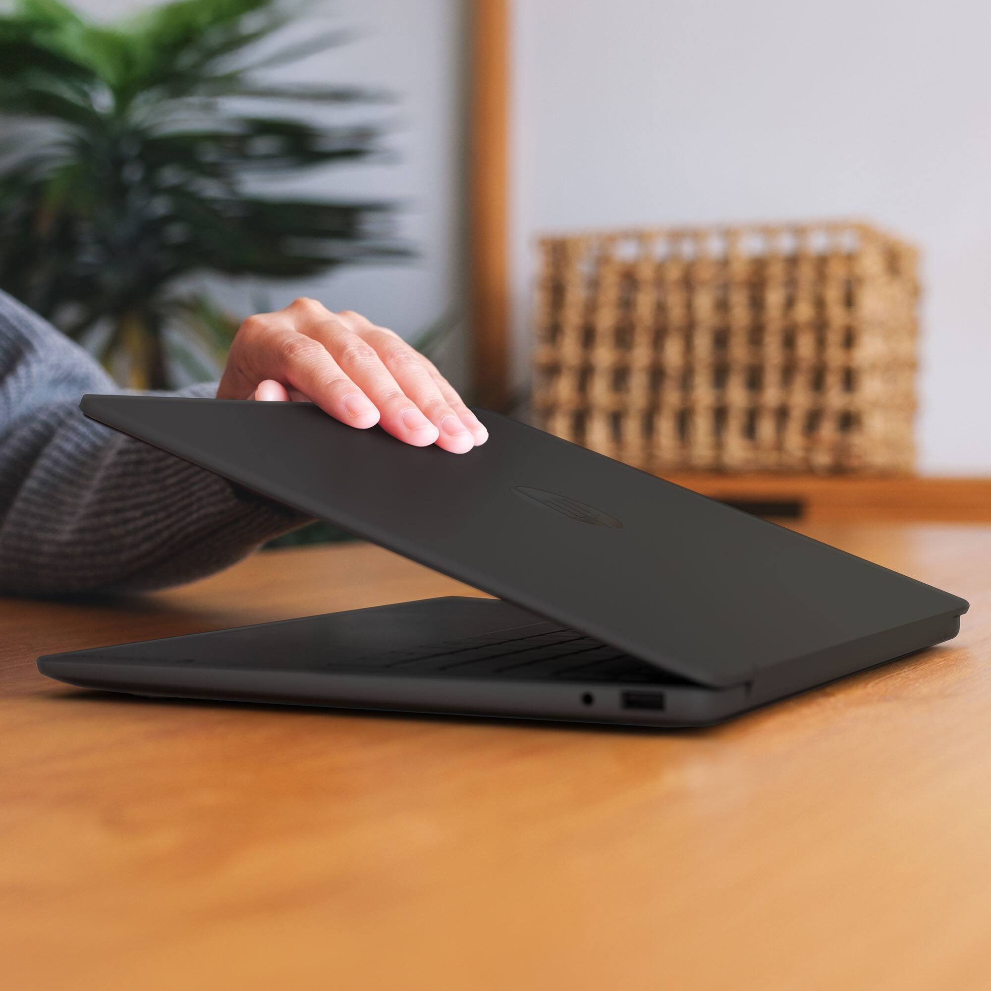 Alt View 11. HP - OmniBook 3 - 14" 2K Touchscreen Laptop - Intel Core 3 304 (2026) - 8GB Memory - 128GB Stoarge - Jet Black.
