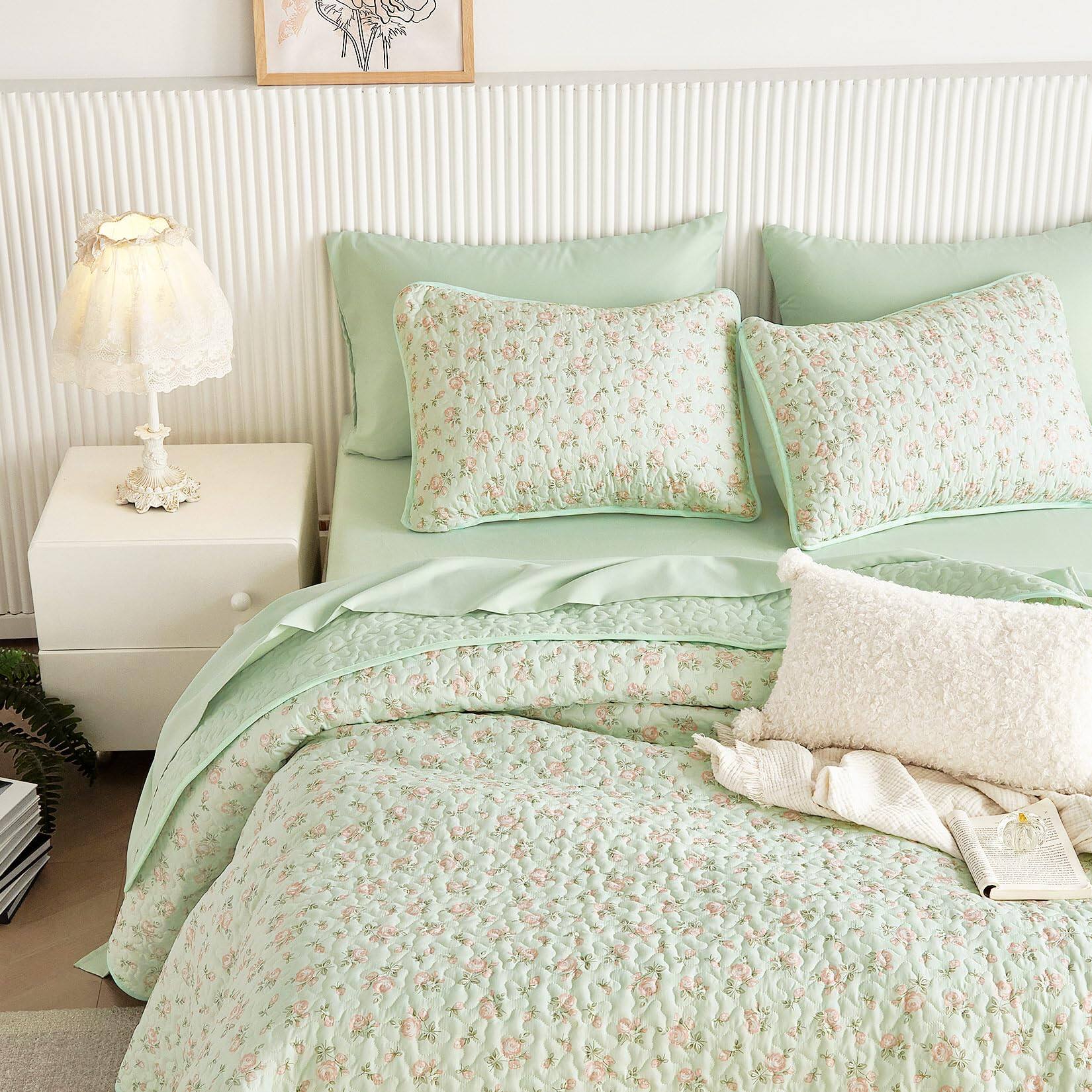 Front. Stylel Star - - Floral Quilt Set Coquette Cottagecore Shabby Chic Flower Pattern For Women Teen Reversible Lightweight Bedspread - Green Pink-Twin / Twin XL.