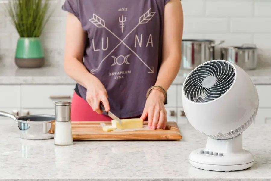 Alt View 15. WOOZOO - Compact Personal Oscillating Fan - White.