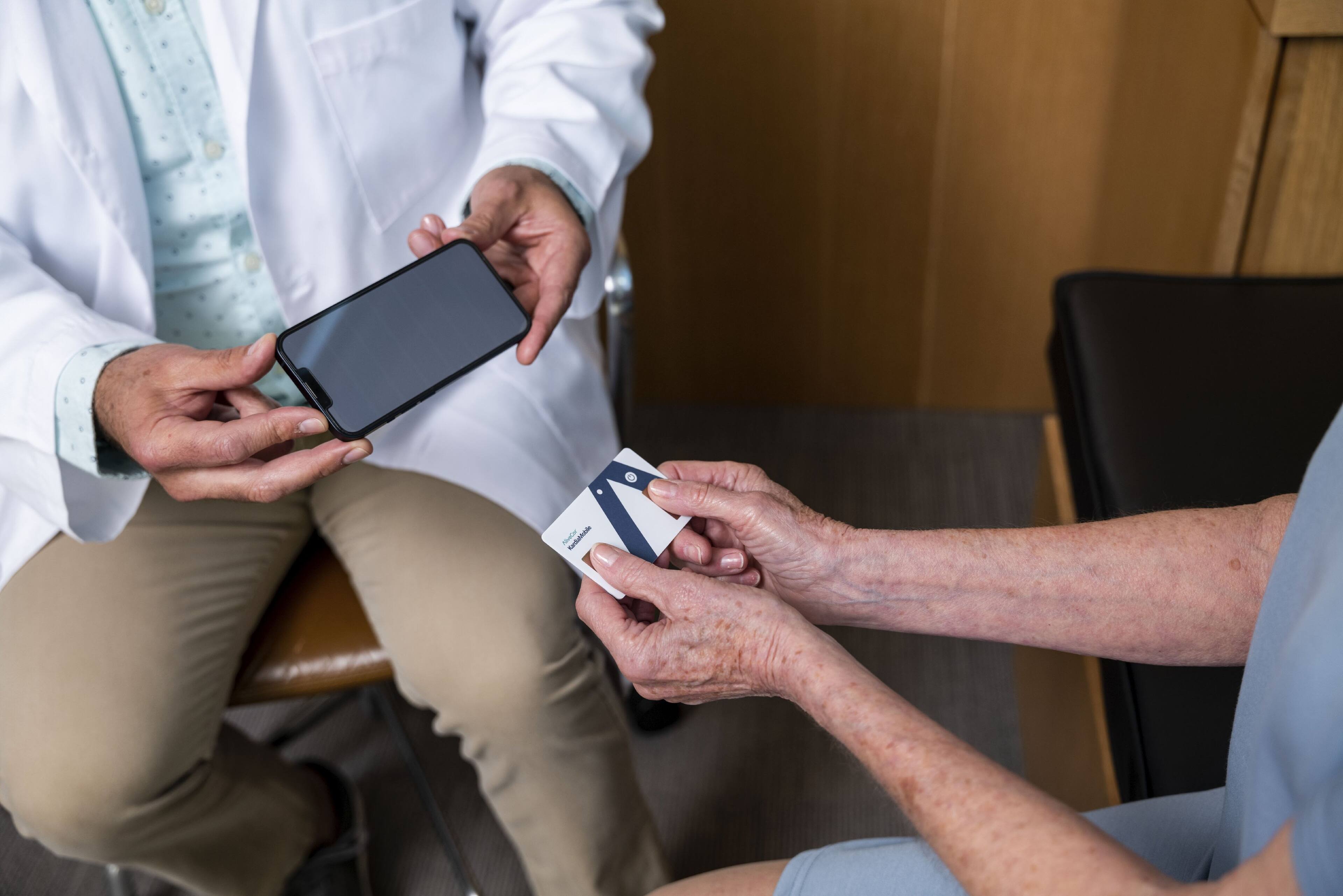 Alt View 14. AliveCor - KardiaMobile Card Personal EKG - white.