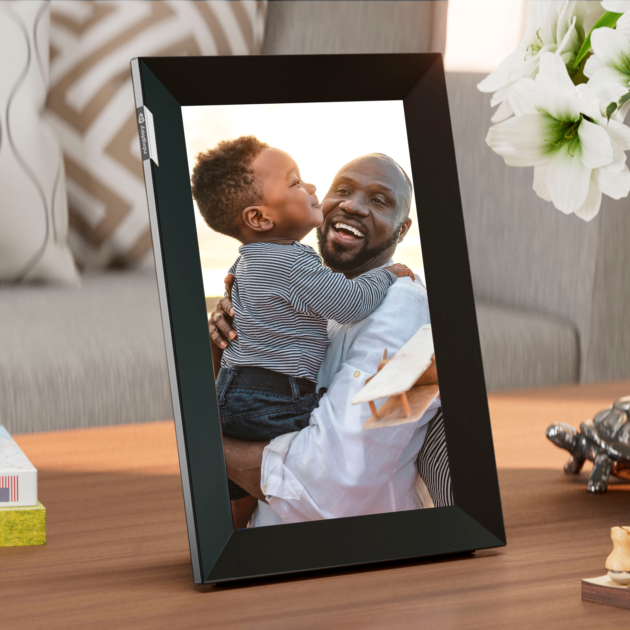 Left View: Nixplay - W10K Touch 10.1-inch LCD Smart Digital Photo Frame - Black/Silver