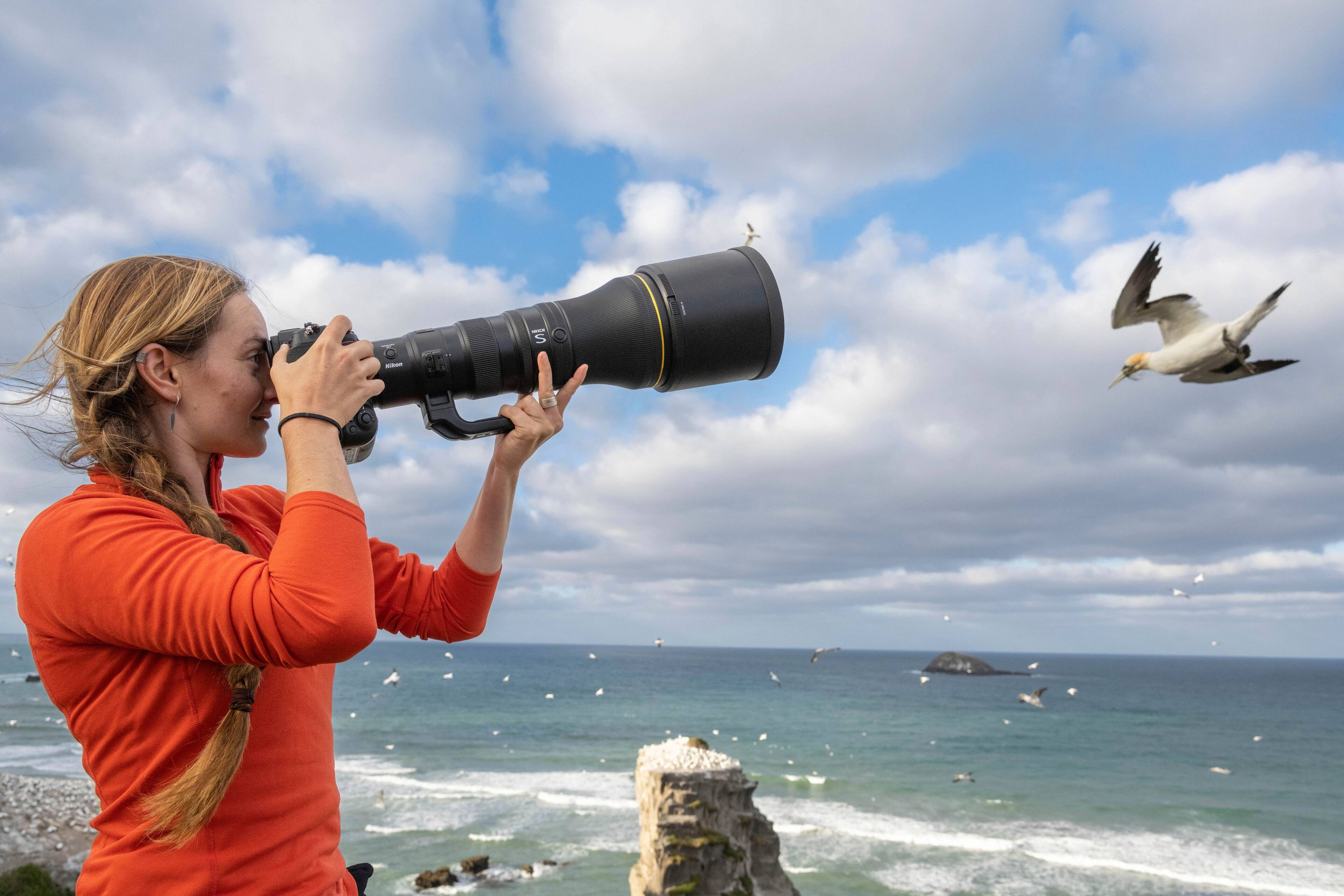 Left. Nikon - NIKKOR Z 800mm f/6.3 VR S Super-Telephoto Lens for Nikon Z-Series Mirrorless Cameras - Black.