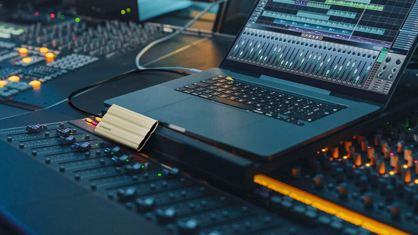 Alt View 16. Samsung - T7 Shield 1TB External USB 3.2 Gen 2 Rugged SSD IP65 Water Resistant - Beige.