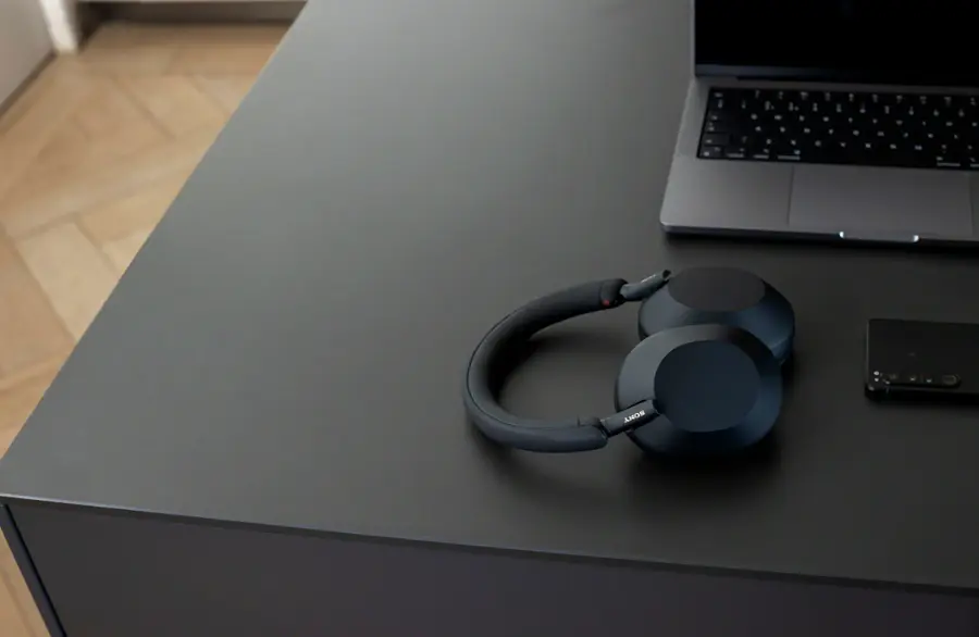 Alt View 19. Sony - WH1000XM5 Wireless Noise-Canceling Over-the-Ear Headphones - Black.