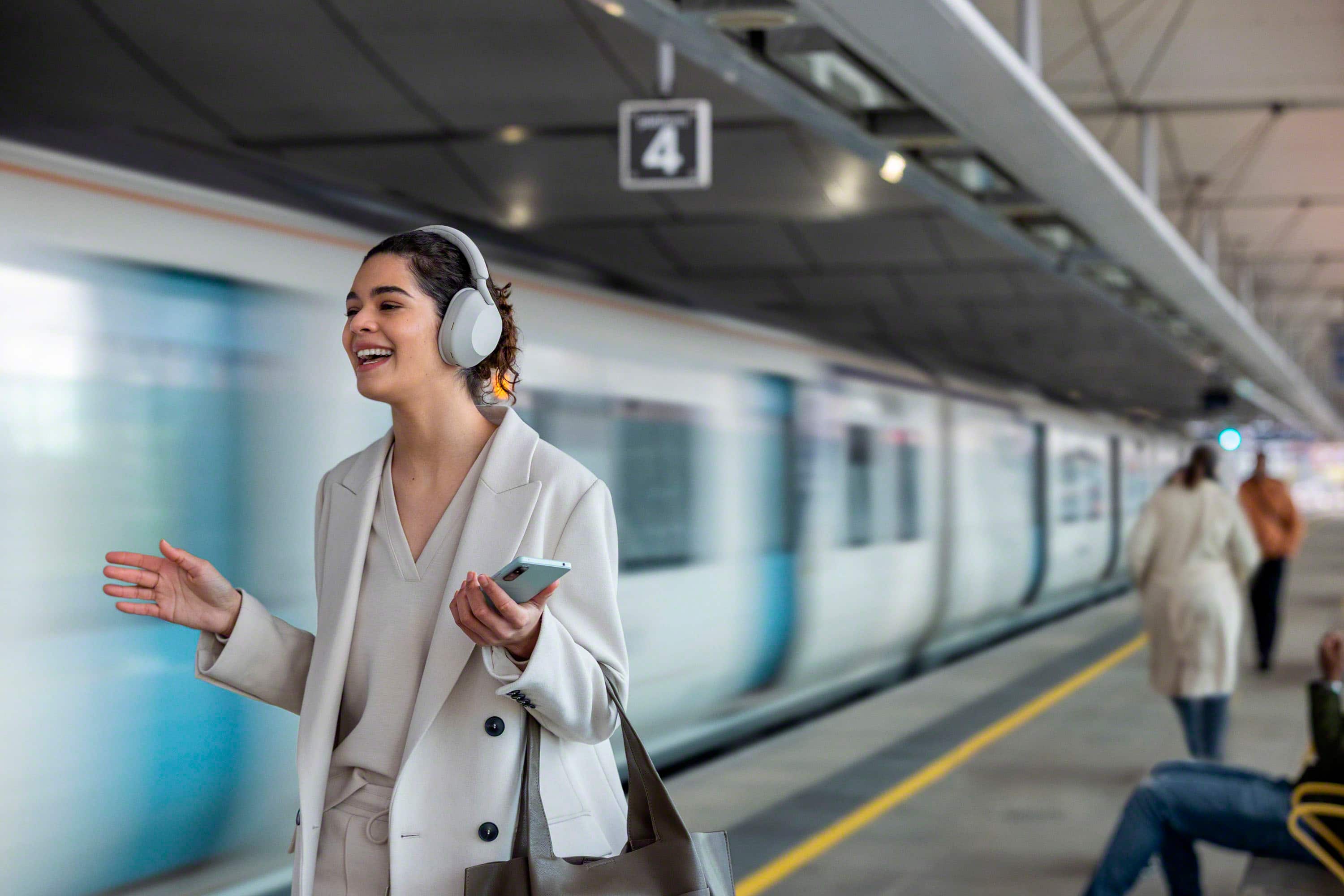 Alt View 17. Sony - WH-1000XM5 Wireless Noise-Canceling Over-the-Ear Headphones - Silver.