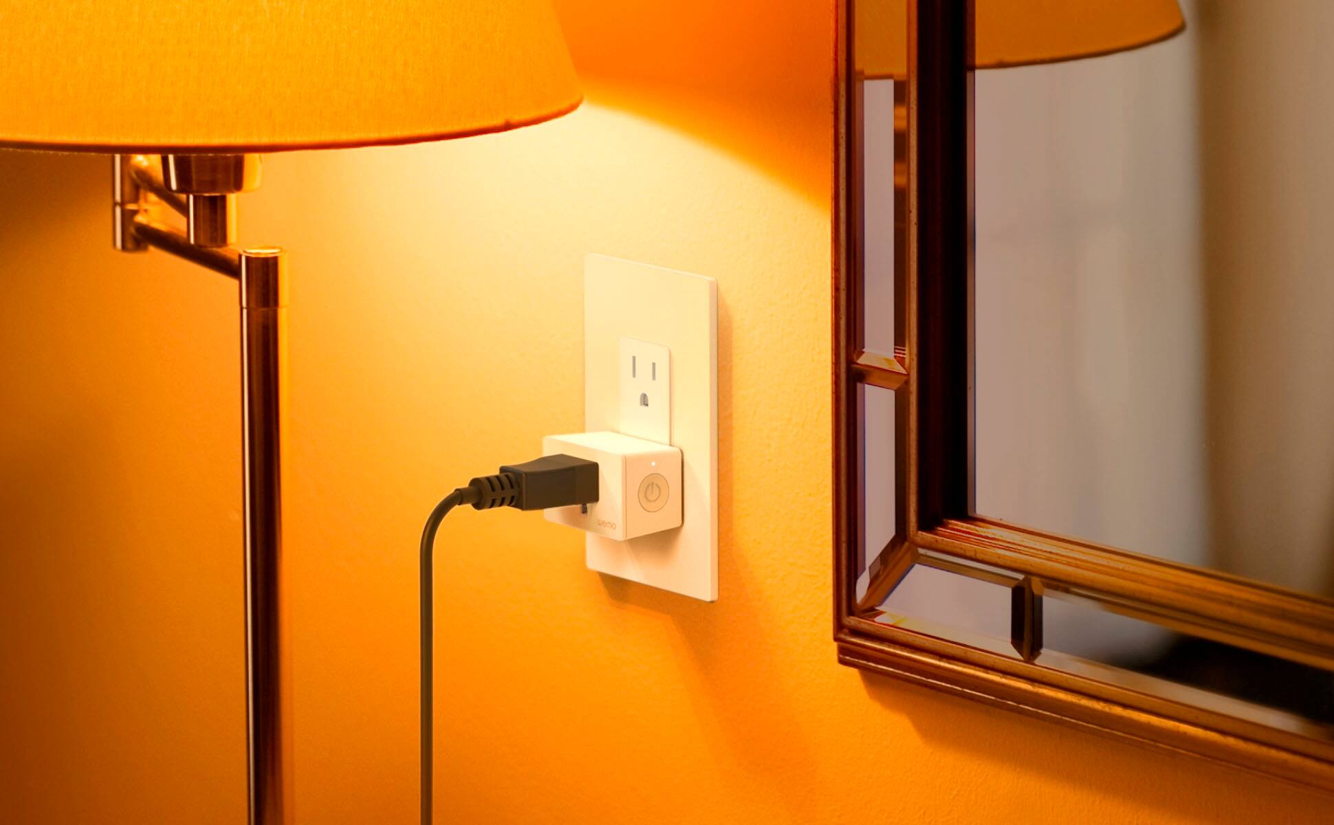 Alt View 16. WeMo - Smart Plug with Thread - White.