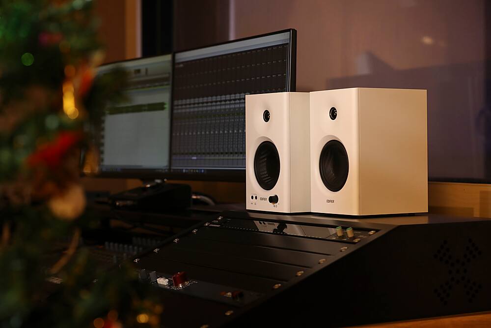 Alt View 16. Edifier - MR4 2.0 Monitor Reference Speaker System - White.