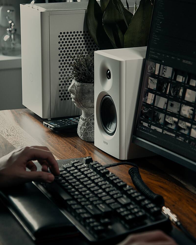 Alt View 19. Edifier - MR4 2.0 Monitor Reference Speaker System - White.