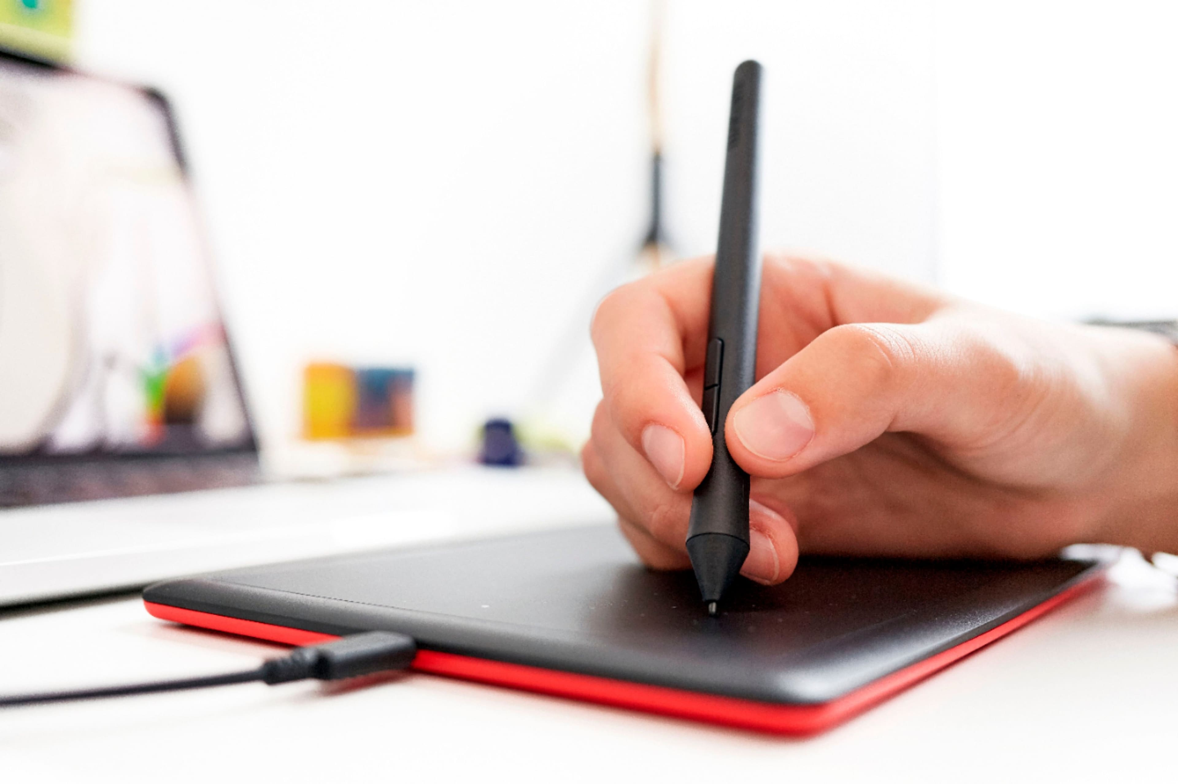 Alt View 17. Wacom - One by Wacom Student Drawing Tablet (small) – Works with Chromebook, Mac, PC - Black/Red.
