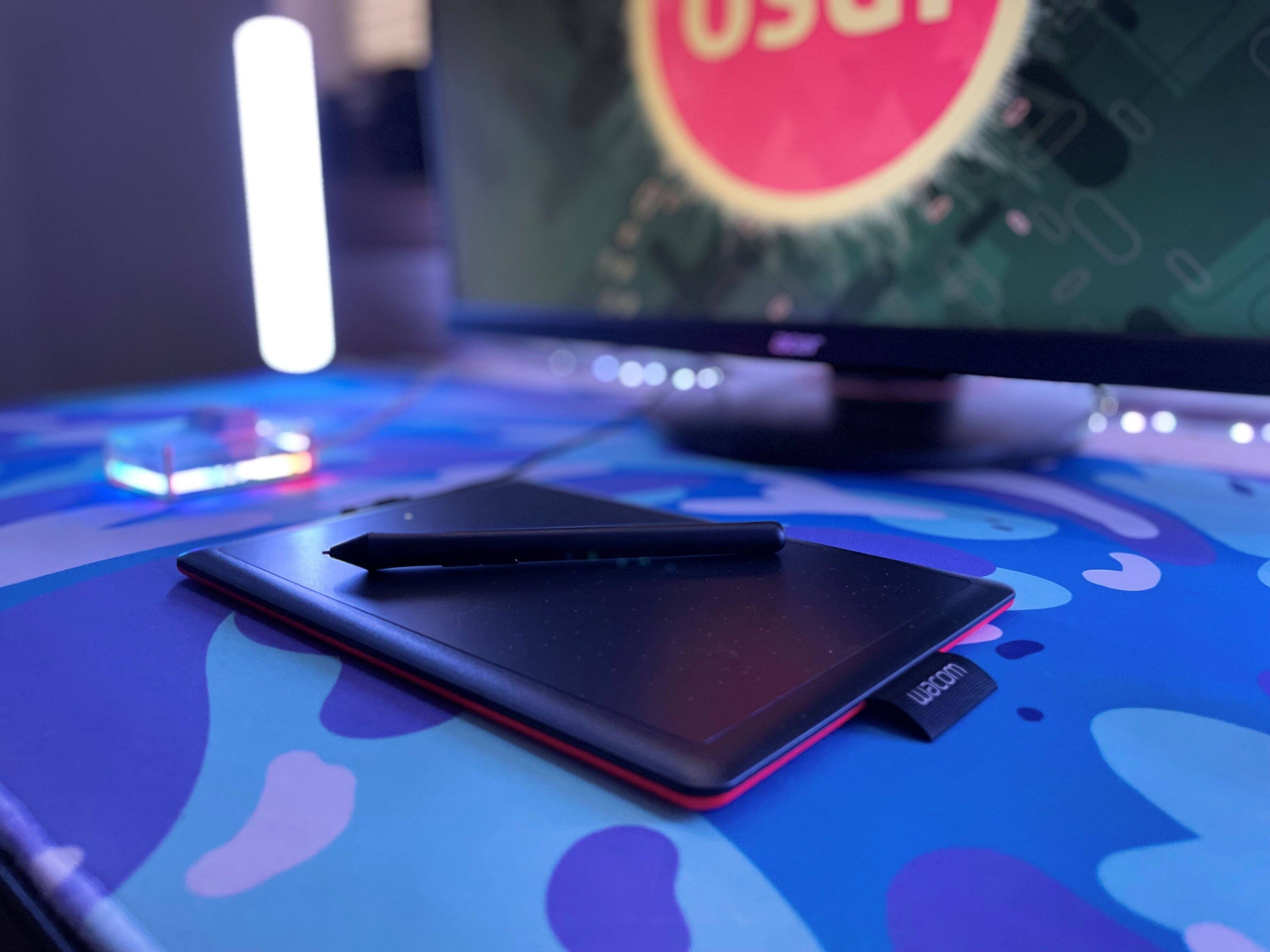 Alt View 11. Wacom - One by Wacom Student Drawing Tablet (small) – Works with Chromebook, Mac, PC - Black/Red.