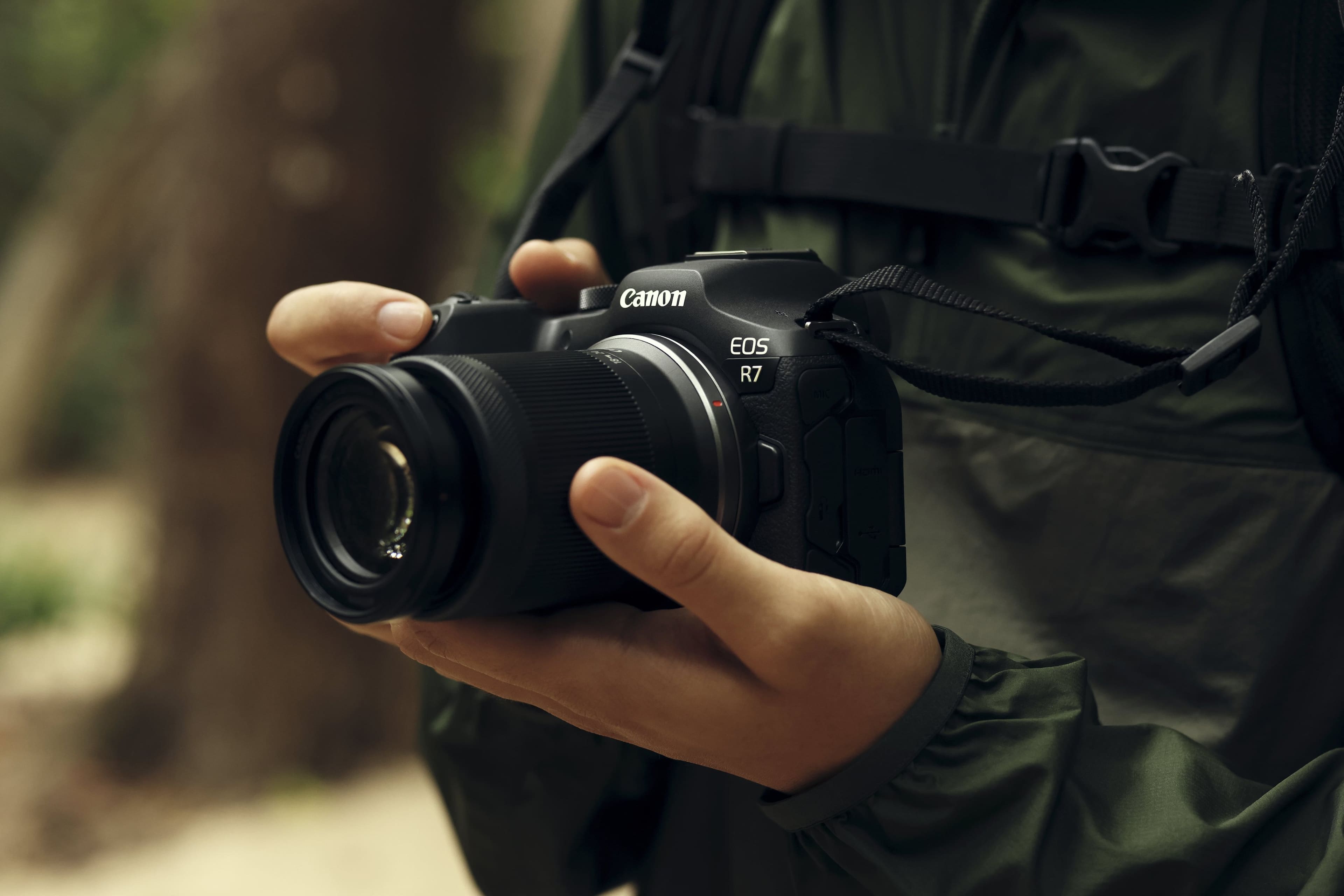 Alt View 23. Canon - EOS R7 Mirrorless Camera (Body Only) - Black.