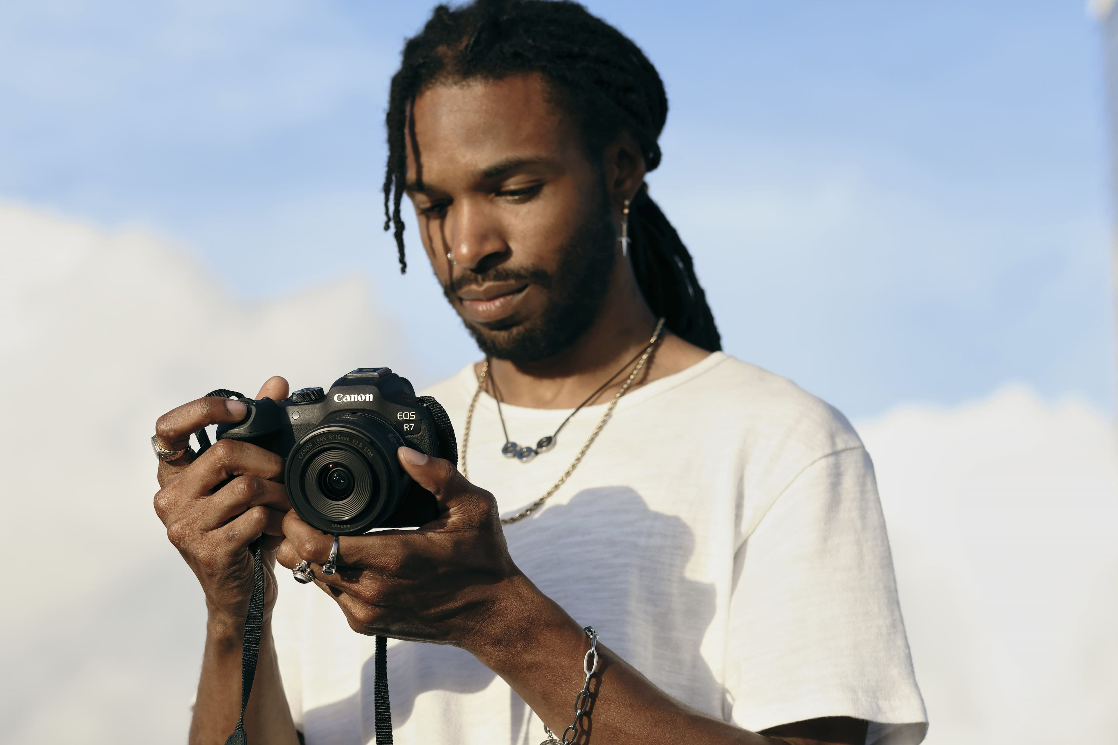 Alt View 30. Canon - EOS R7 Mirrorless Camera (Body Only) - Black.