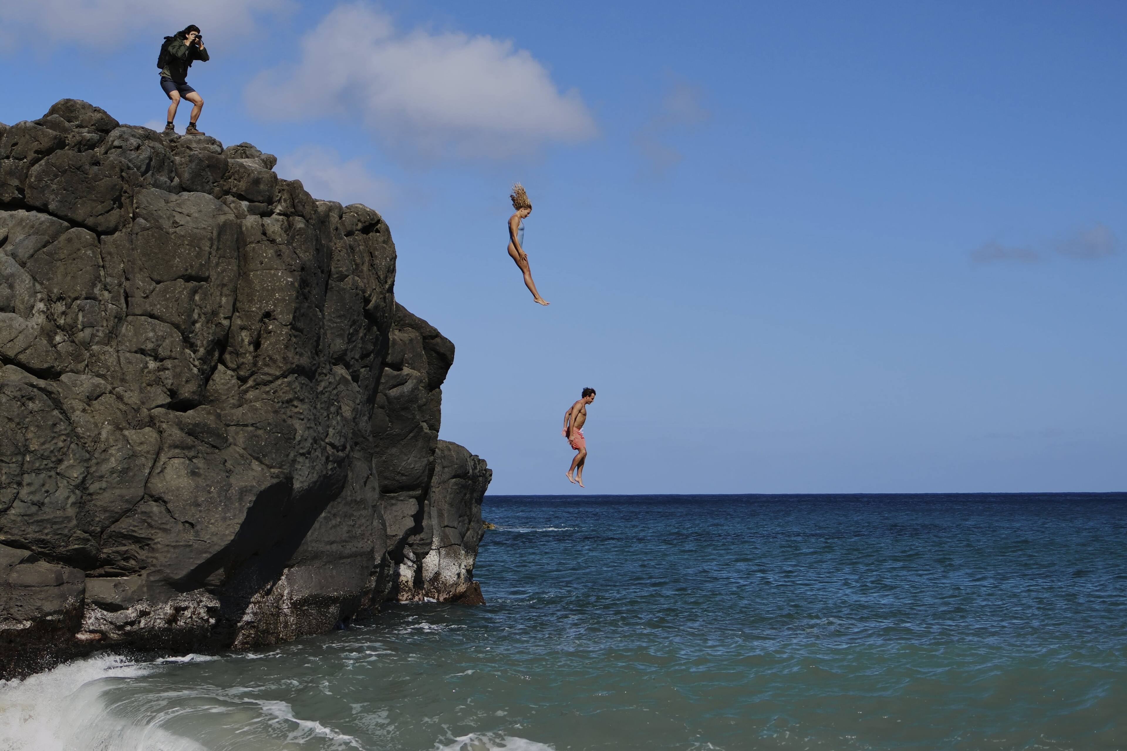 Alt View 34. Canon - EOS R7 Mirrorless Camera (Body Only) - Black.