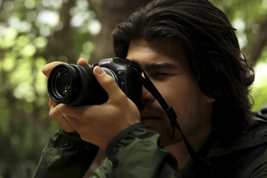 Alt View 19. Canon - EOS R7 Mirrorless Camera with RF-S 18-150mm f/3.5-6.3 IS STM Lens - Black.