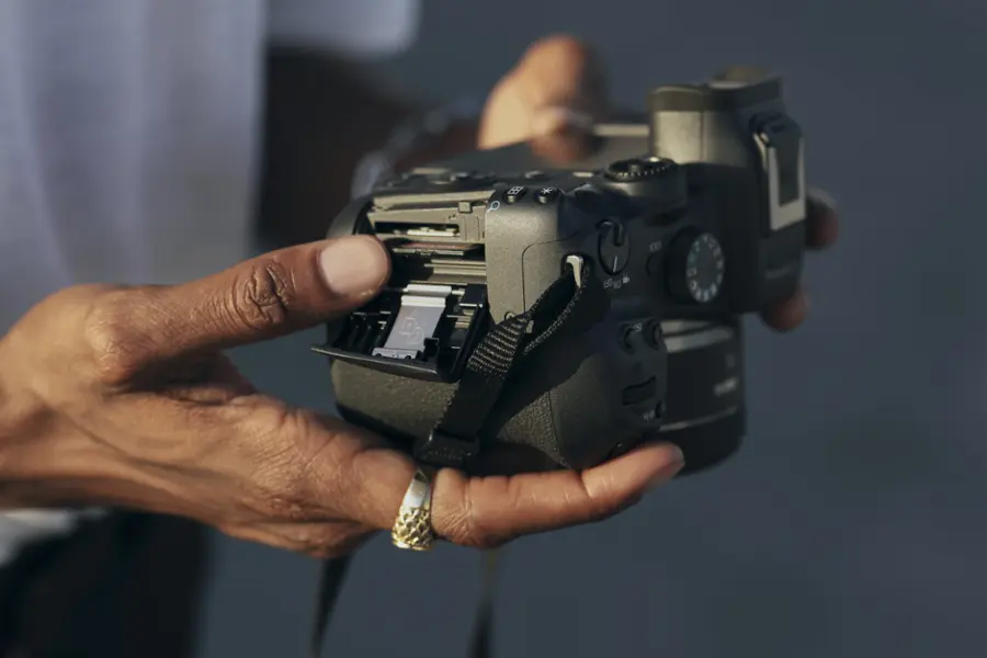 Alt View 26. Canon - EOS R7 Mirrorless Camera with RF-S 18-150mm f/3.5-6.3 IS STM Lens - Black.