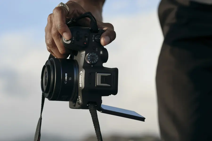 Alt View 28. Canon - EOS R7 Mirrorless Camera with RF-S 18-150mm f/3.5-6.3 IS STM Lens - Black.