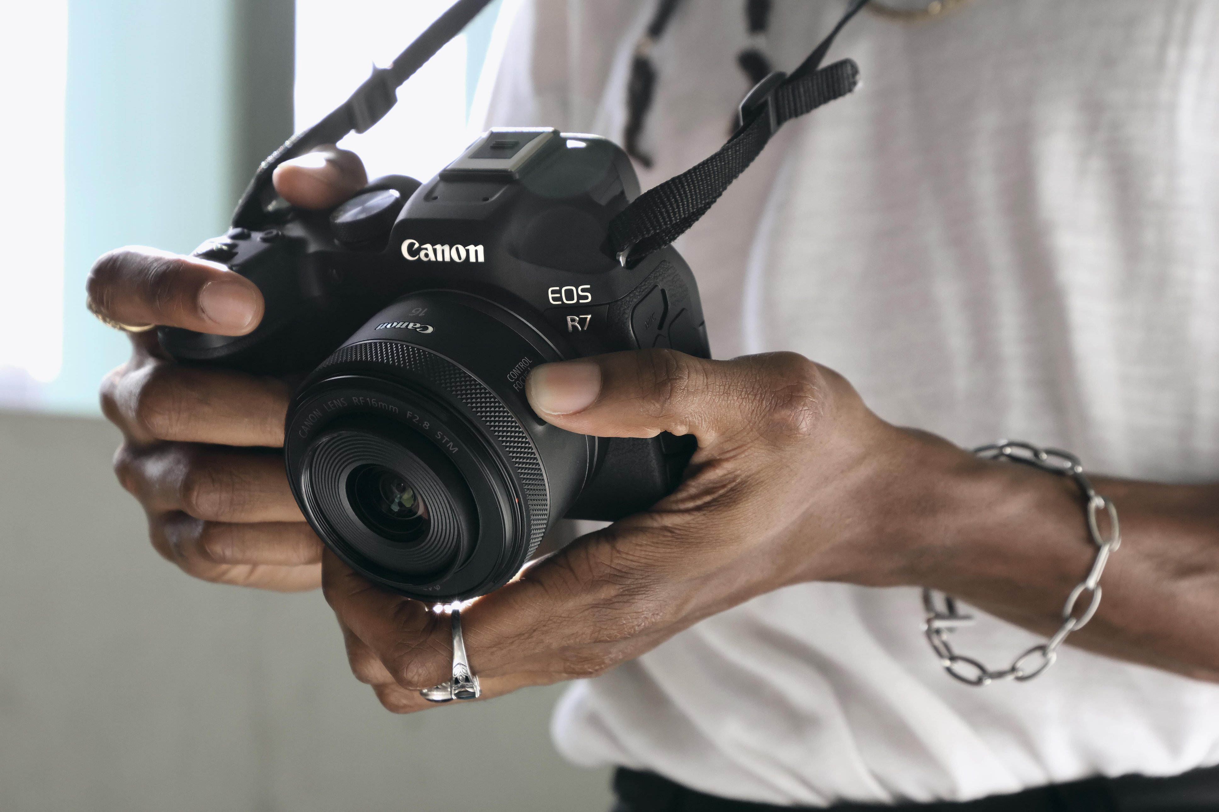 Canon Cámara sin espejo EOS R7 (modelo internacional) (renovada) :  Electrónica 
