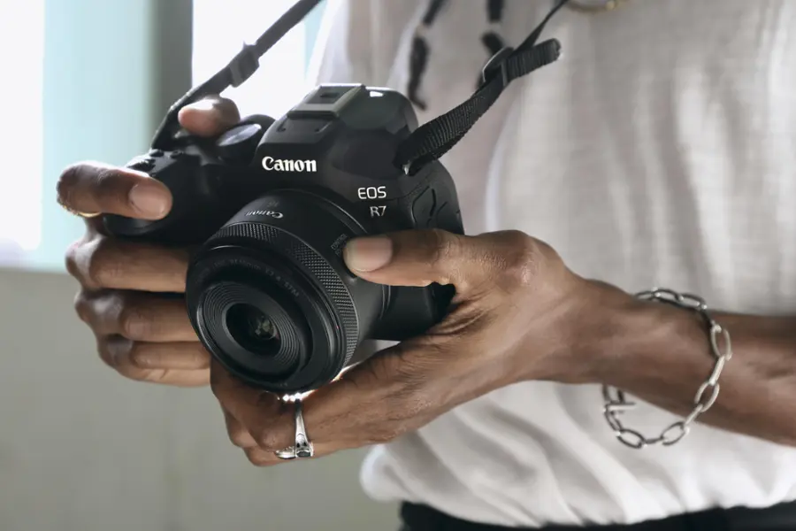 Alt View 32. Canon - EOS R7 Mirrorless Camera with RF-S 18-150mm f/3.5-6.3 IS STM Lens - Black.