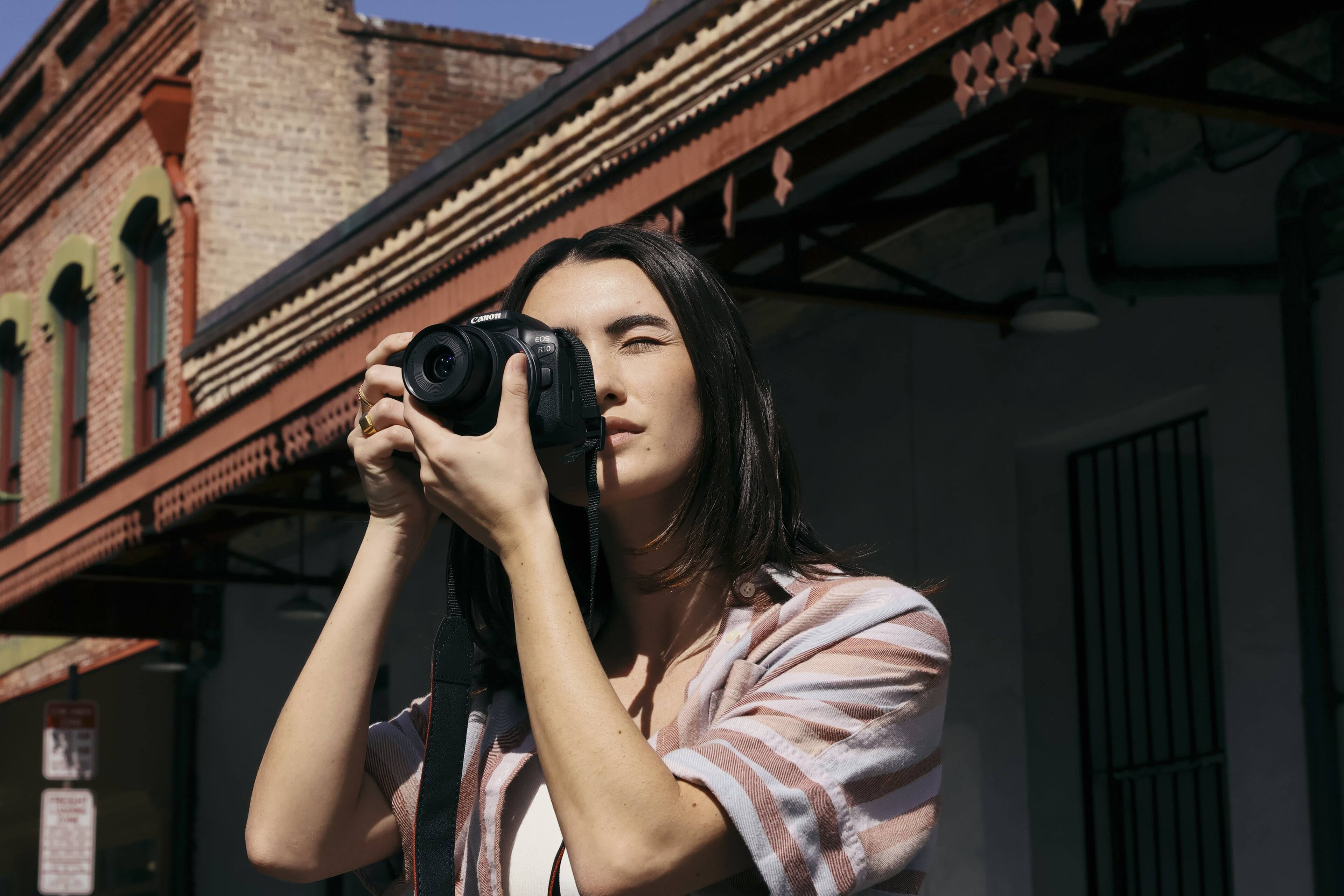 Alt View 20. Canon - EOS R10 Mirrorless Camera (Body Only) - Black.