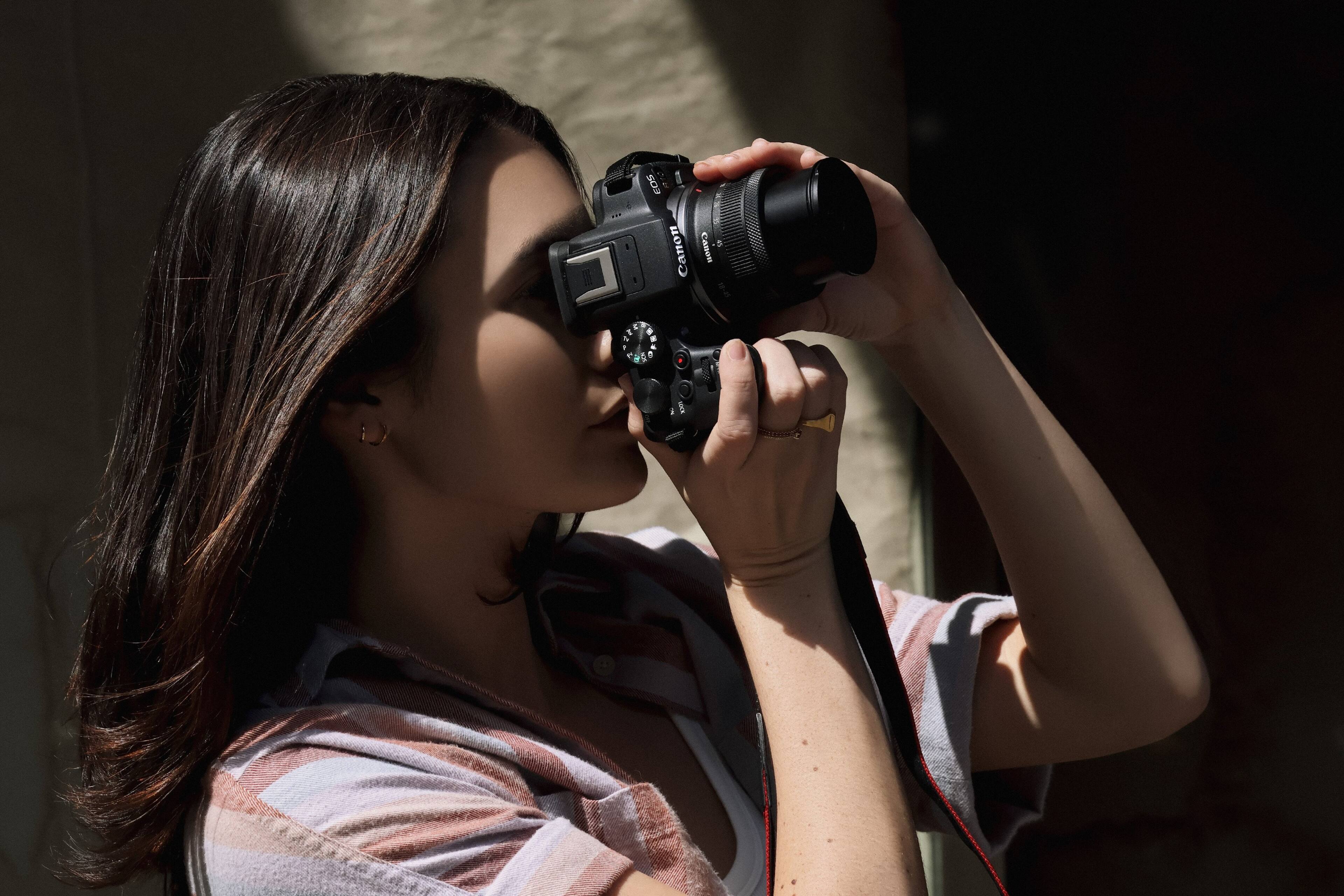 Alt View 22. Canon - EOS R10 Mirrorless Camera (Body Only) - Black.