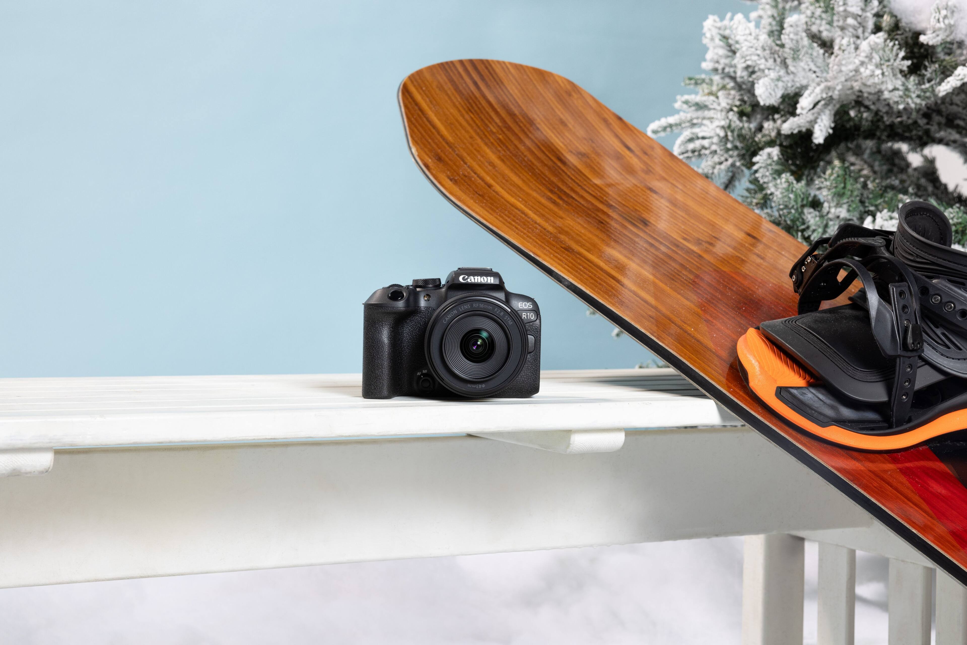 Alt View 30. Canon - EOS R10 Mirrorless Camera (Body Only) - Black.