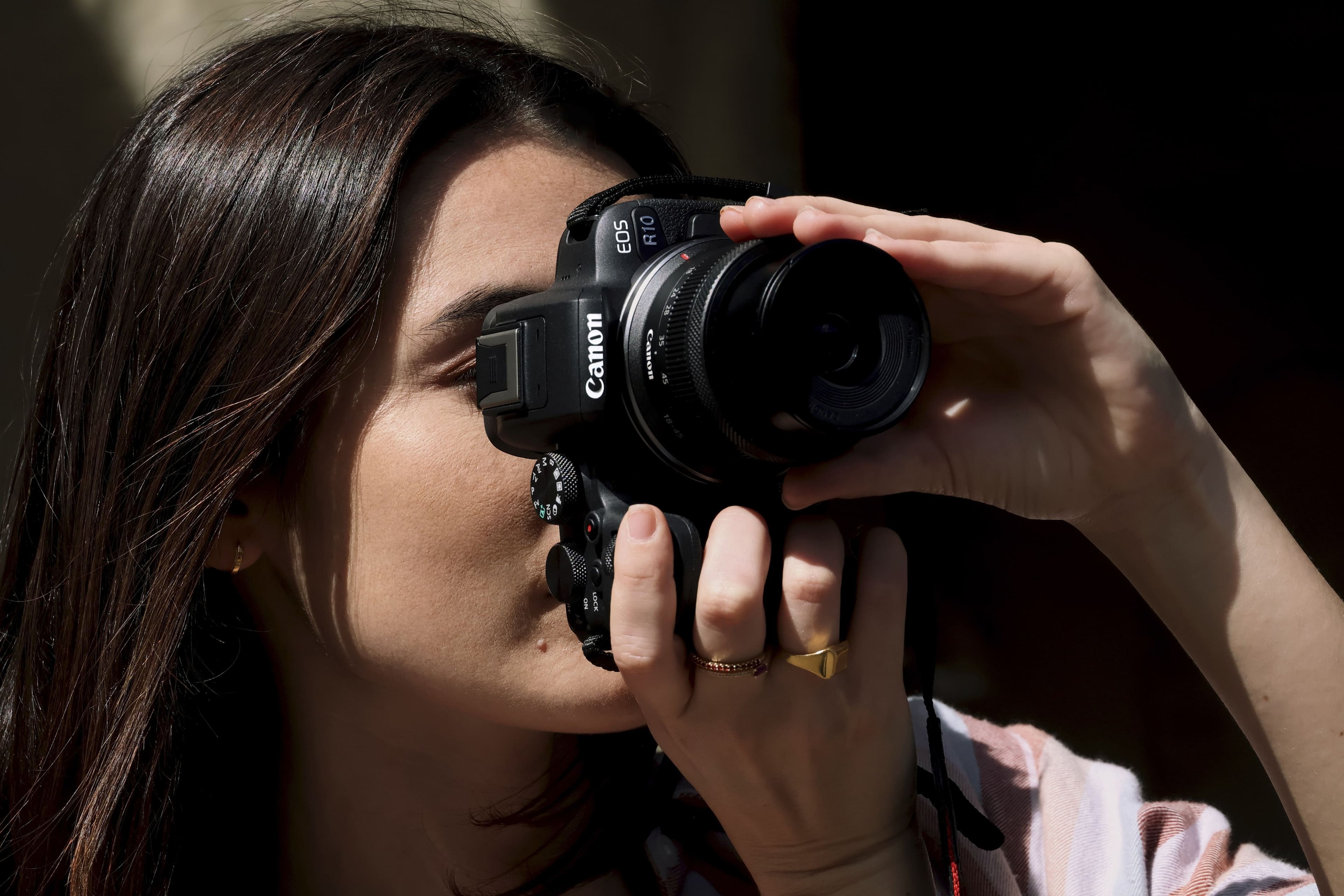 Alt View 27. Canon - EOS R10 Mirrorless Camera with RF-S 18-45 f/4.5-6.3 IS STM Lens - Black.