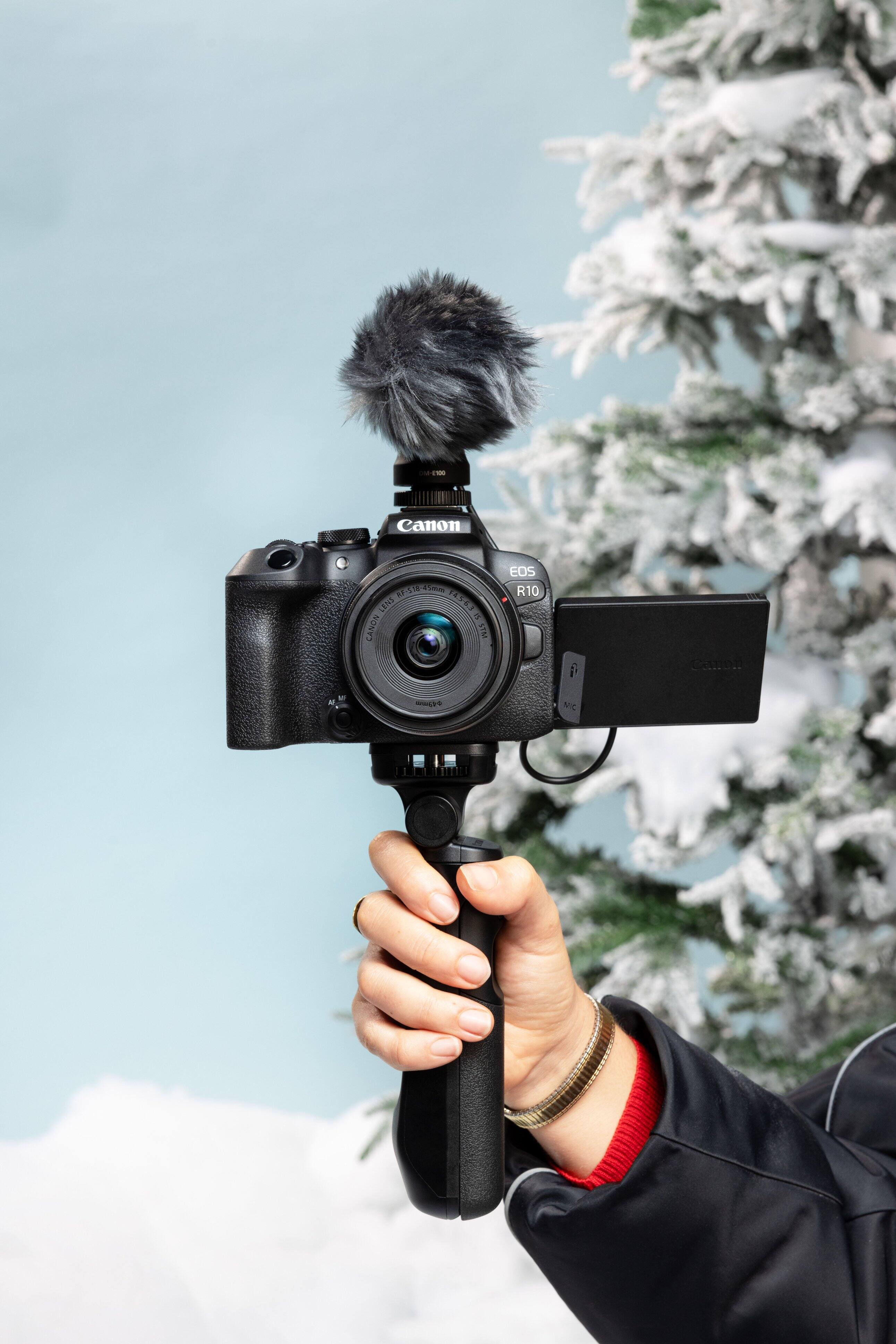 Alt View 37. Canon - EOS R10 Mirrorless Camera with RF-S 18-45 f/4.5-6.3 IS STM Lens - Black.