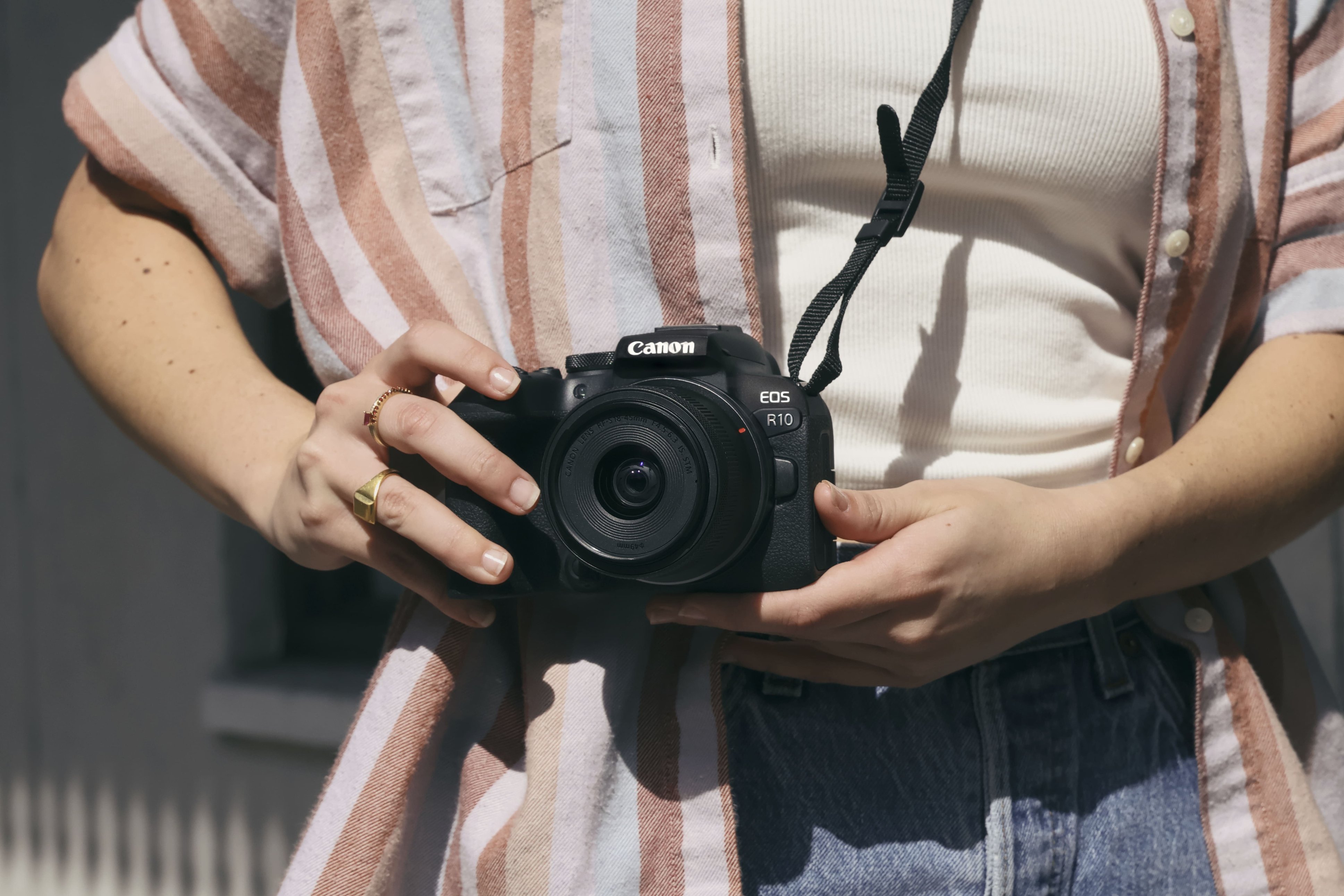 Canon EOS R10 RF-S18-45mm F4.5-6.3 is STM Lens Kit, Mirrorless Vlogging  Camera, 24.2 MP, 4K Video, DIGIC X Image Processor, High-Speed Shooting