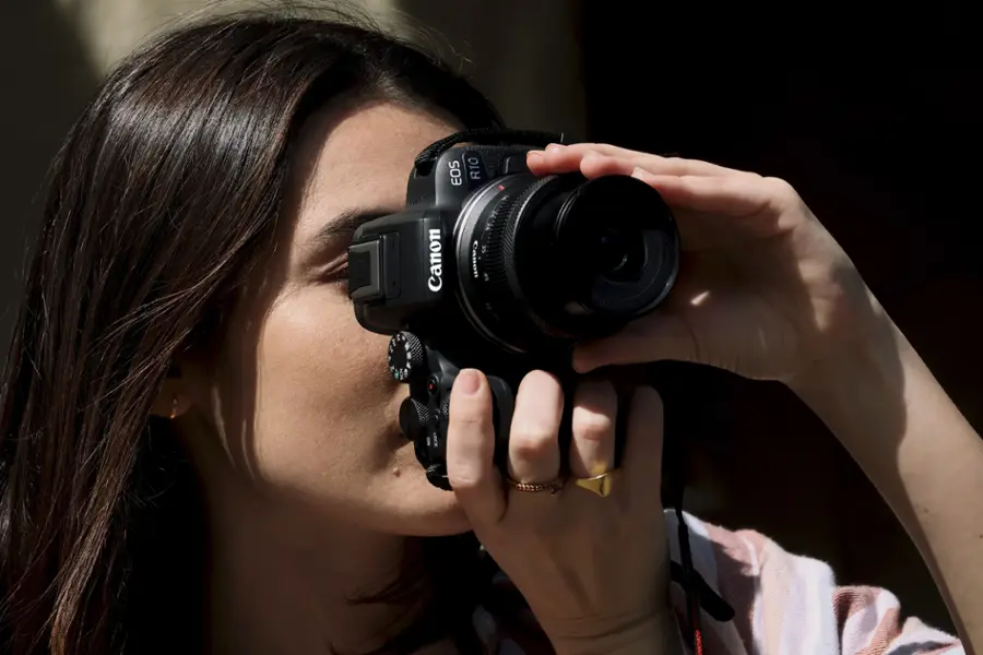 Alt View 27. Canon - EOS R10 Mirrorless Camera with RF-S 18-150mm f/3.5-6.3 IS STM Lens - Black.