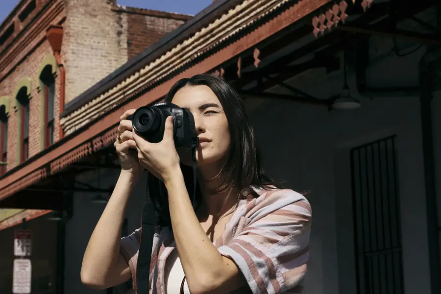 Alt View 28. Canon - EOS R10 Mirrorless Camera with RF-S 18-150mm f/3.5-6.3 IS STM Lens - Black.