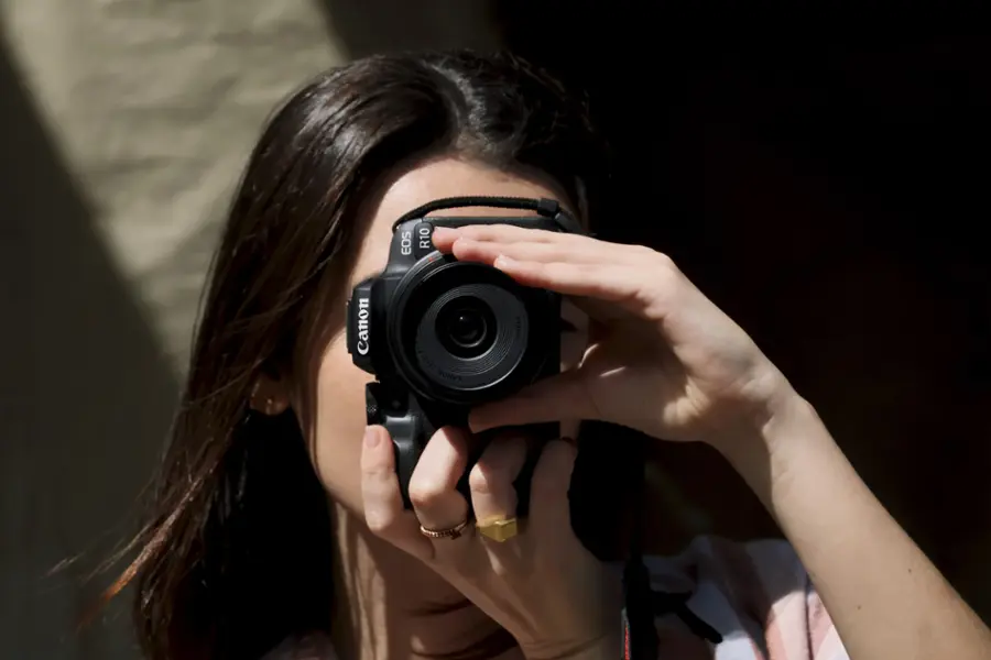 Alt View 29. Canon - EOS R10 Mirrorless Camera with RF-S 18-150mm f/3.5-6.3 IS STM Lens - Black.