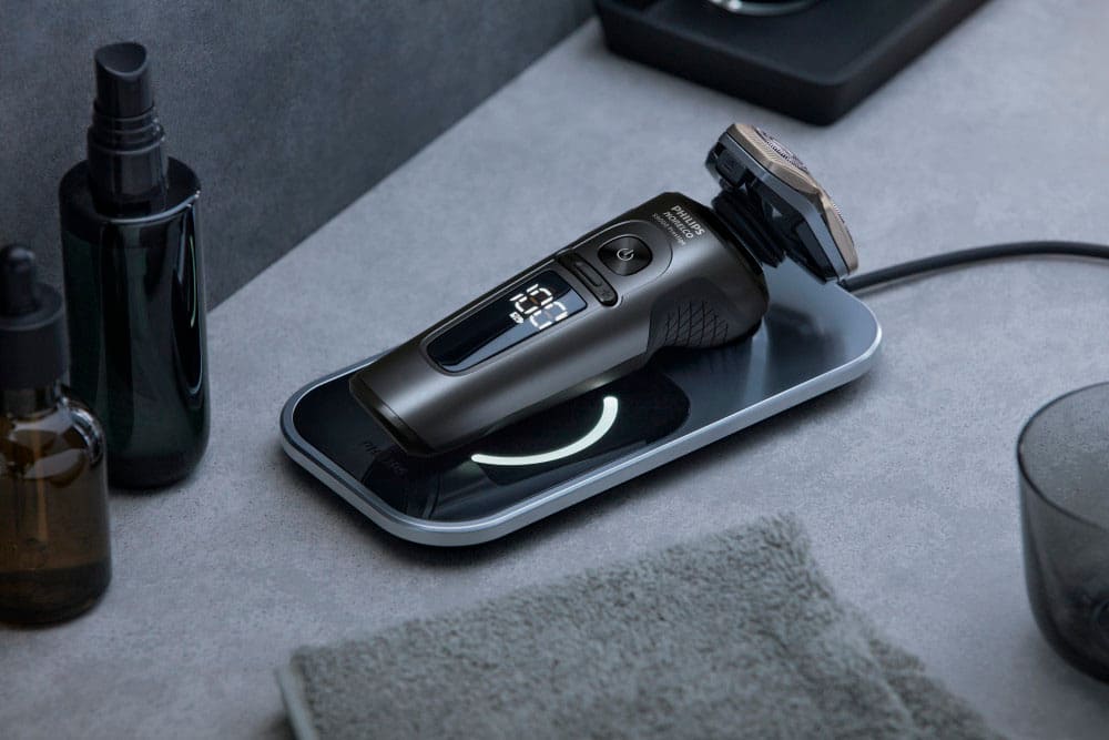 Alt View 12. Philips Norelco - 9000 Prestige Shaver with Qi Charging Pad and Premium Case - Black.