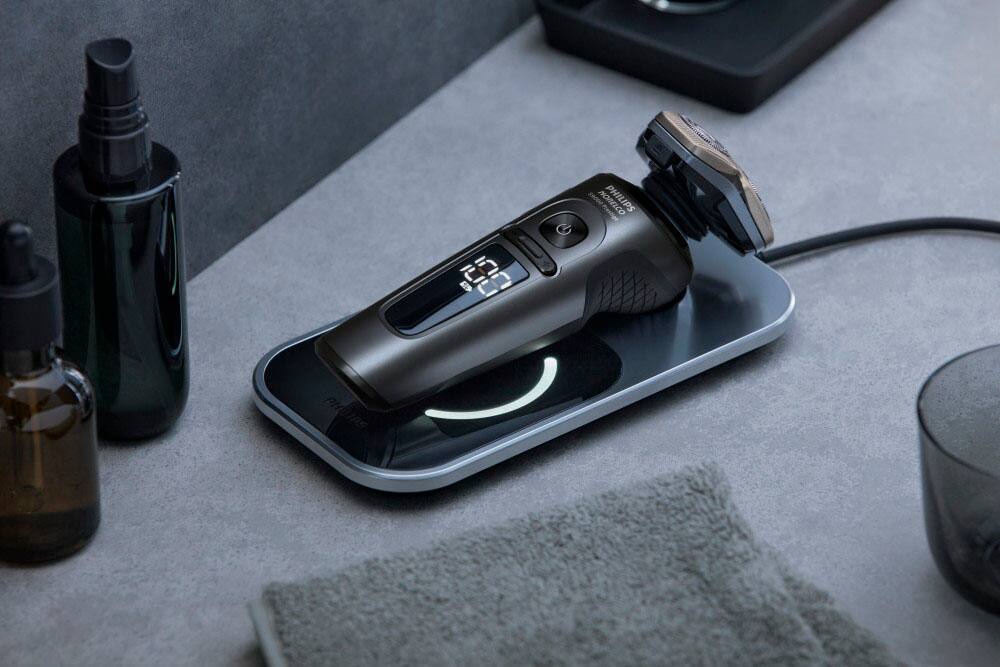Alt View 12. Philips Norelco - 9000 Prestige Shaver with Qi Charging Pad and Premium Case - Black.