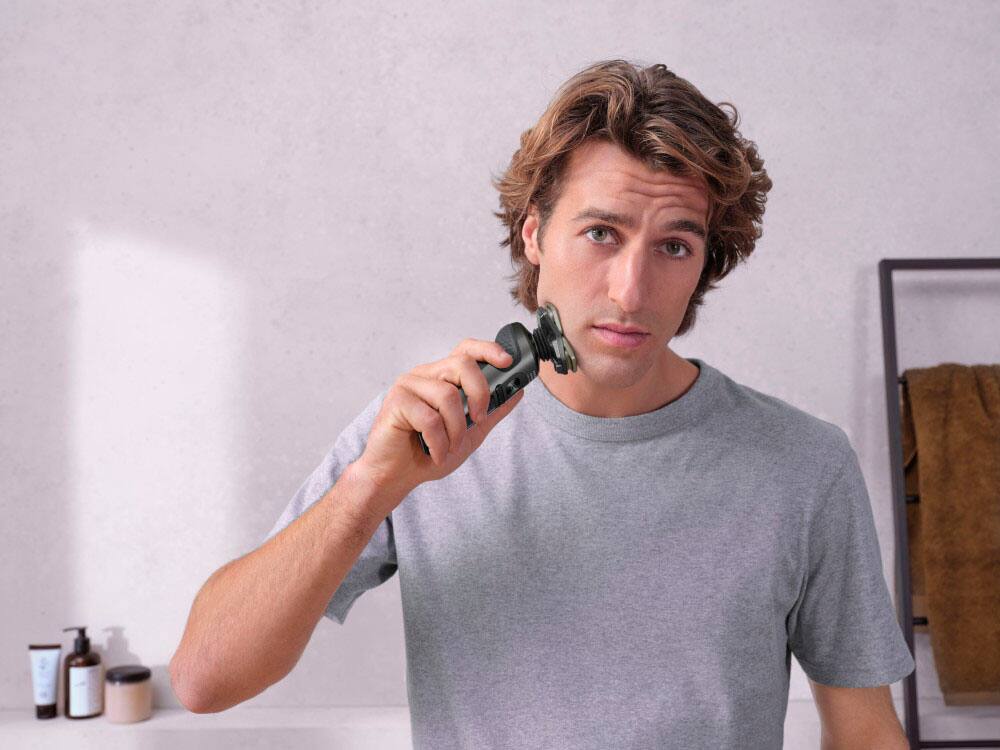 Alt View 16. Philips Norelco - 9000 Prestige Shaver with Qi Charging Pad and Premium Case - Black.