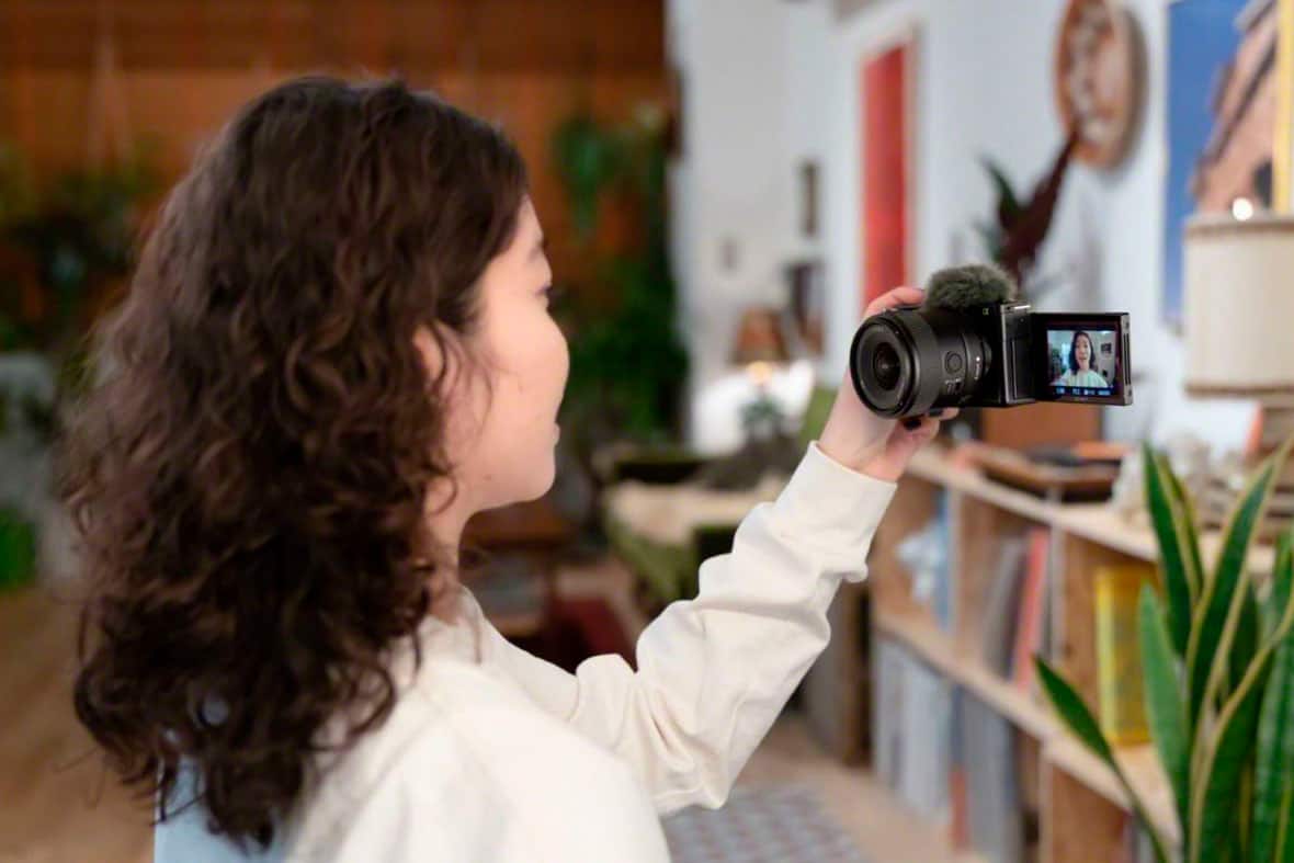 Alt View 16. Sony - E 11mm F1.8 APS-C ultra-wide-angle prime lens - Black.