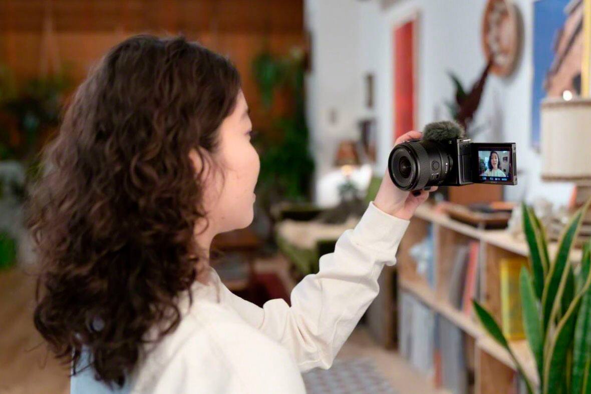 Alt View 16. Sony - E 11mm F1.8 APS-C ultra-wide-angle prime lens - Black.