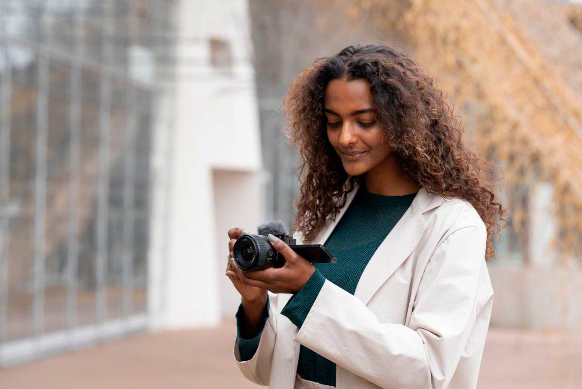 Alt View 17. Sony - E 11mm F1.8 APS-C ultra-wide-angle prime lens - Black.