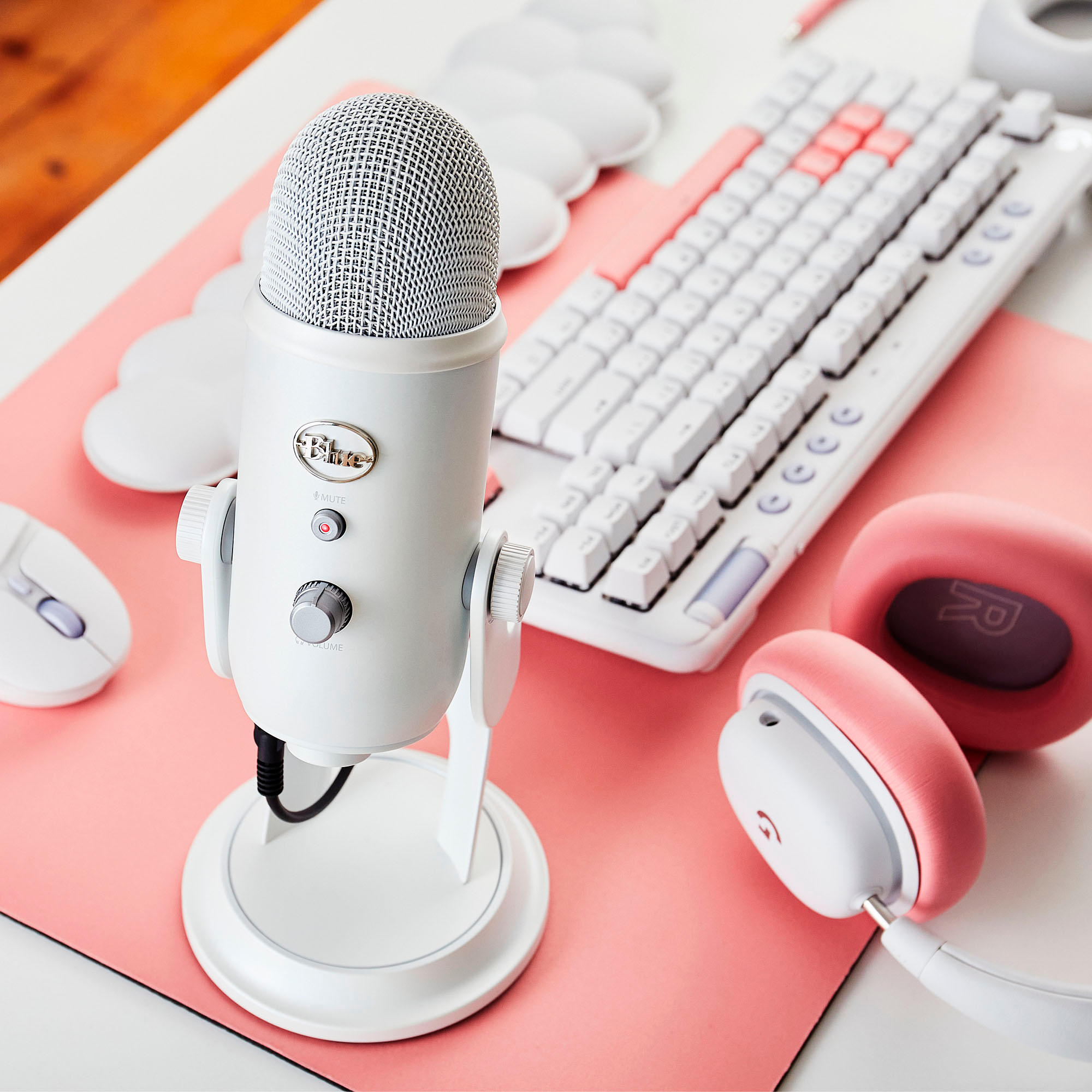 Blue Yeti USB Streaming Microphone - Whiteout 