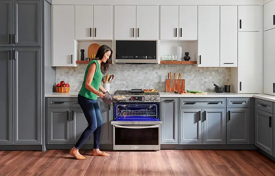 Alt View 28. LG - 6.9 Cu. Ft. Slide-In Double Oven Gas True Convection Range with EasyClean and InstaView - PrintProof Stainless Steel.